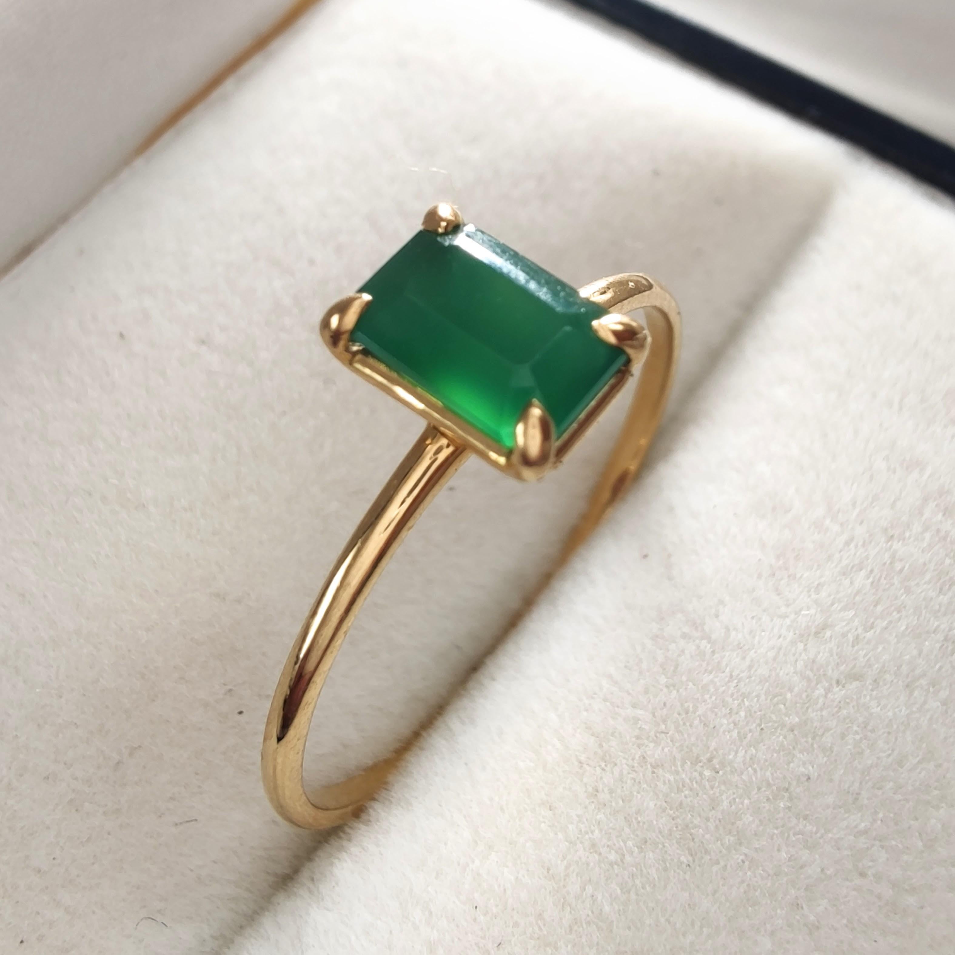 0.56ct natural Emerald Solitaire Ring 18K Yellow Gold Stackable  gift Design For Sale 1