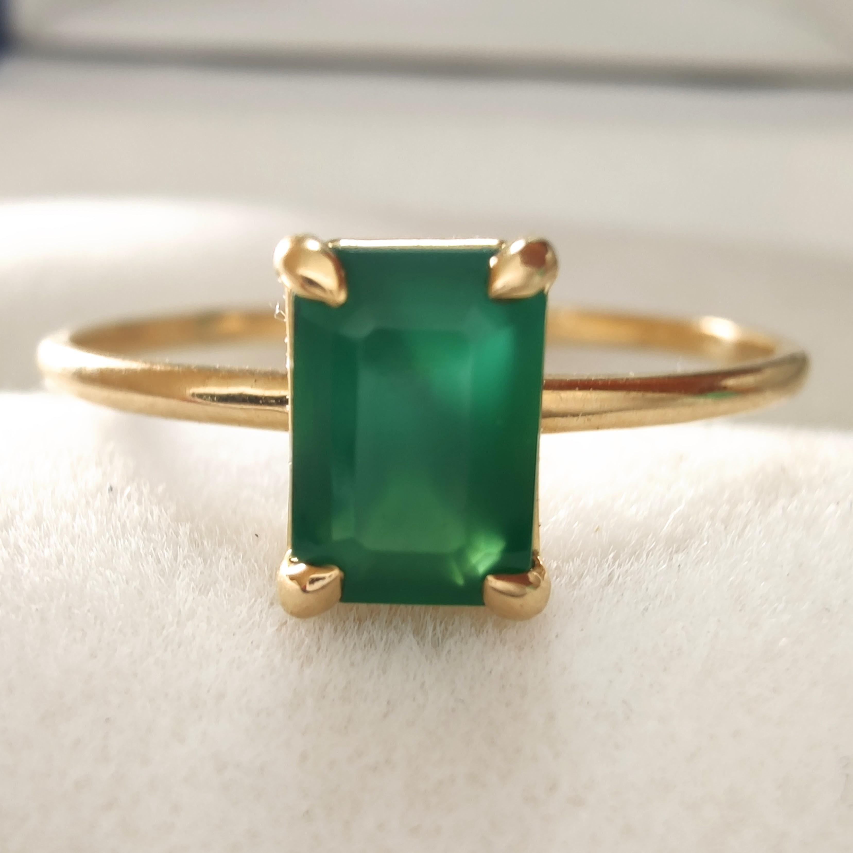 0.56ct natural Emerald Solitaire Ring 18K Yellow Gold Stackable  gift Design For Sale 2