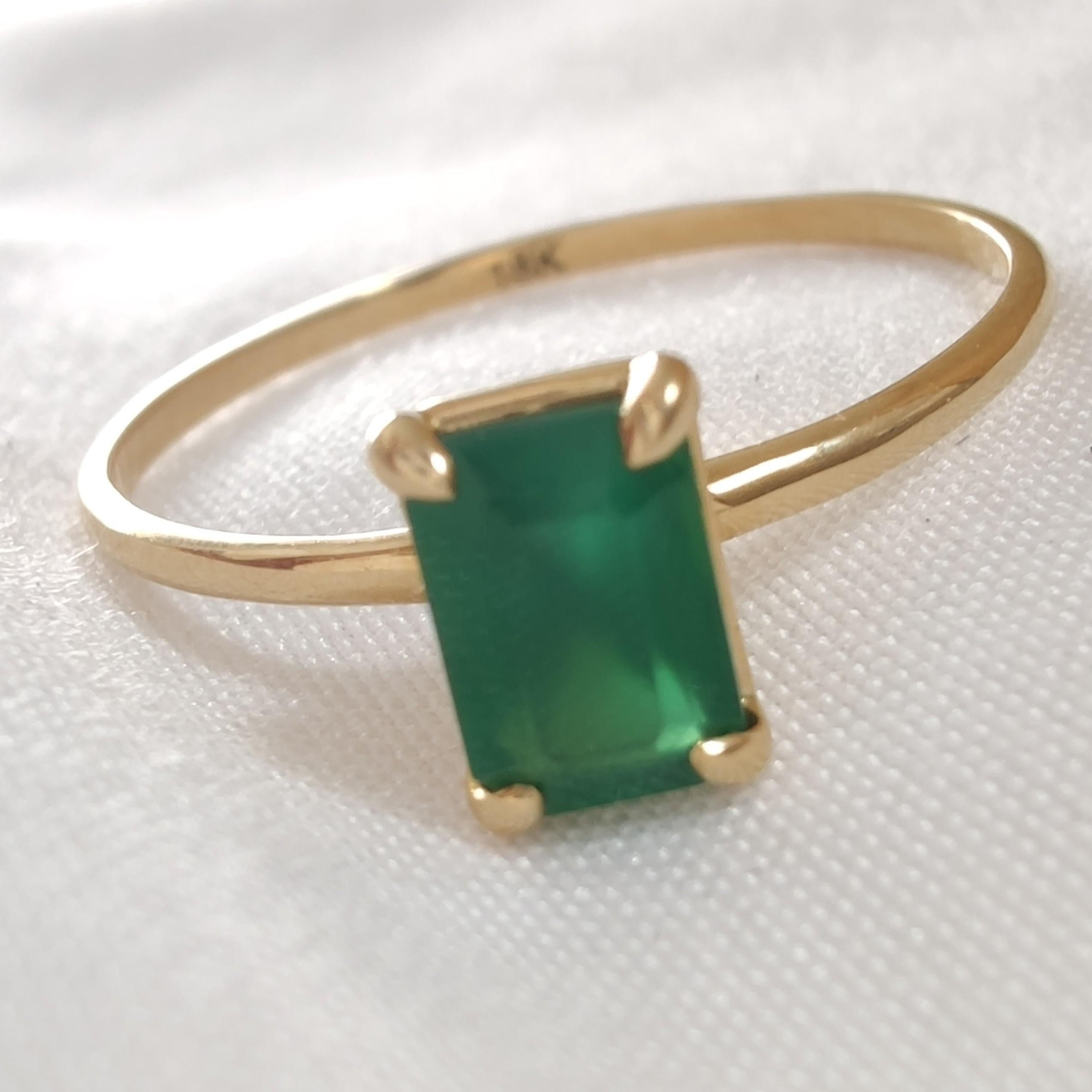 0.56ct natural Emerald Solitaire Ring 18K Yellow Gold Stackable  gift Design For Sale 4