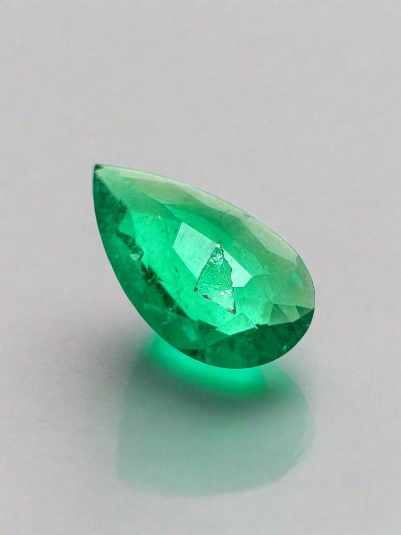 A. Stone: Smeraldo
Peso: 0,57 carati
Forma: Taglio a pera
Chiarezza: Trasparente
Lucentezza: Molto buono
Colore: Greene & Greene
Misure: 9,02 mm x 5,32 mm x 2,11 mm
Origine geografica: Colombia
Trattamento: Nature, Olio e Resina

Questo smeraldo ha