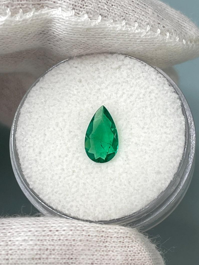 Moderno 0,57 Carati 9x5 Smeraldo colombiano verde ricco - Gemma di maggio con taglio a pera in vendita
