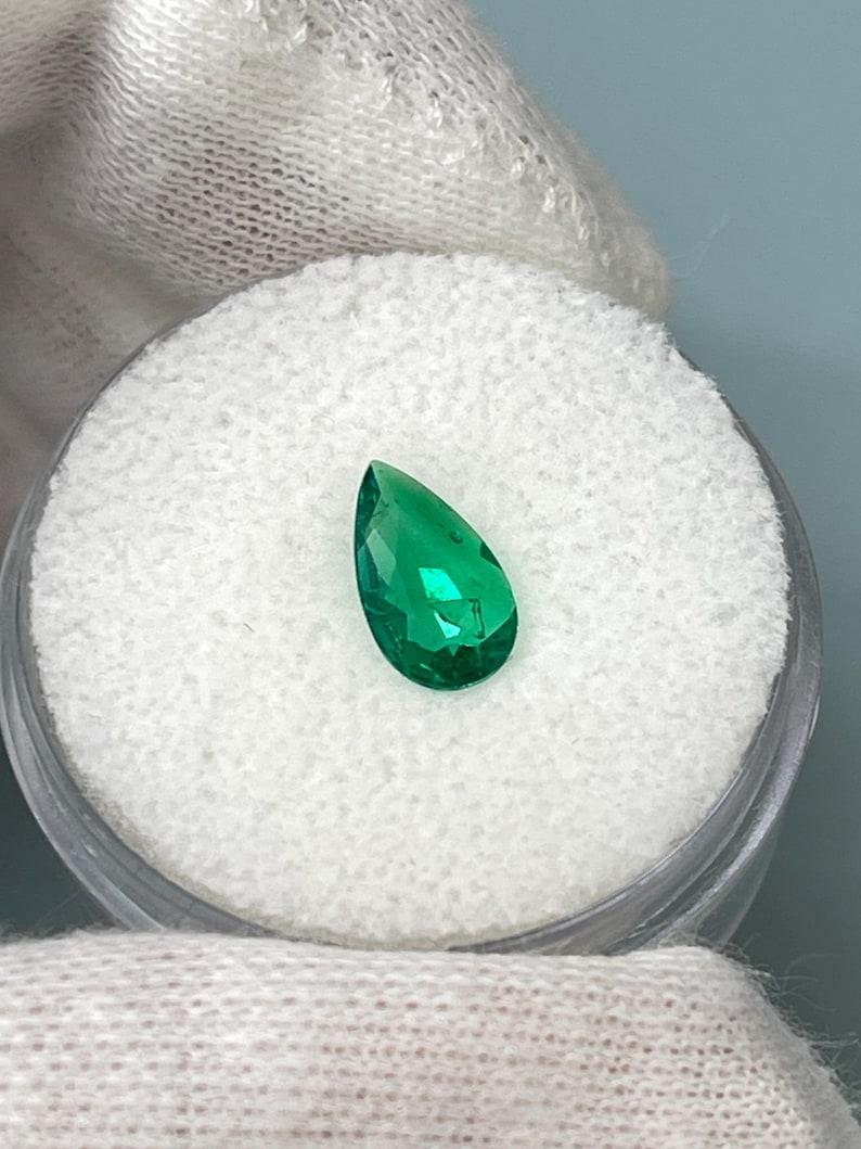 Taglio a goccia 0,57 Carati 9x5 Smeraldo colombiano verde ricco - Gemma di maggio con taglio a pera in vendita