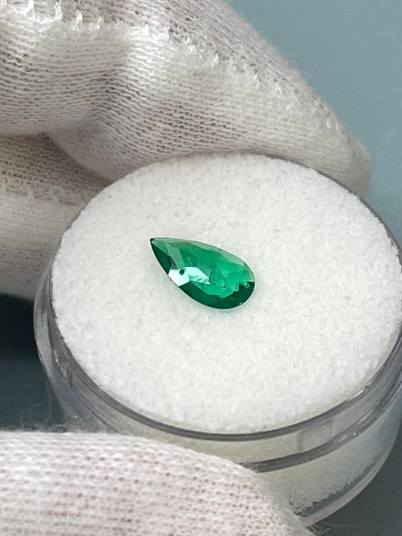 0,57 Carati 9x5 Smeraldo colombiano verde ricco - Gemma di maggio con taglio a pera in vendita 1