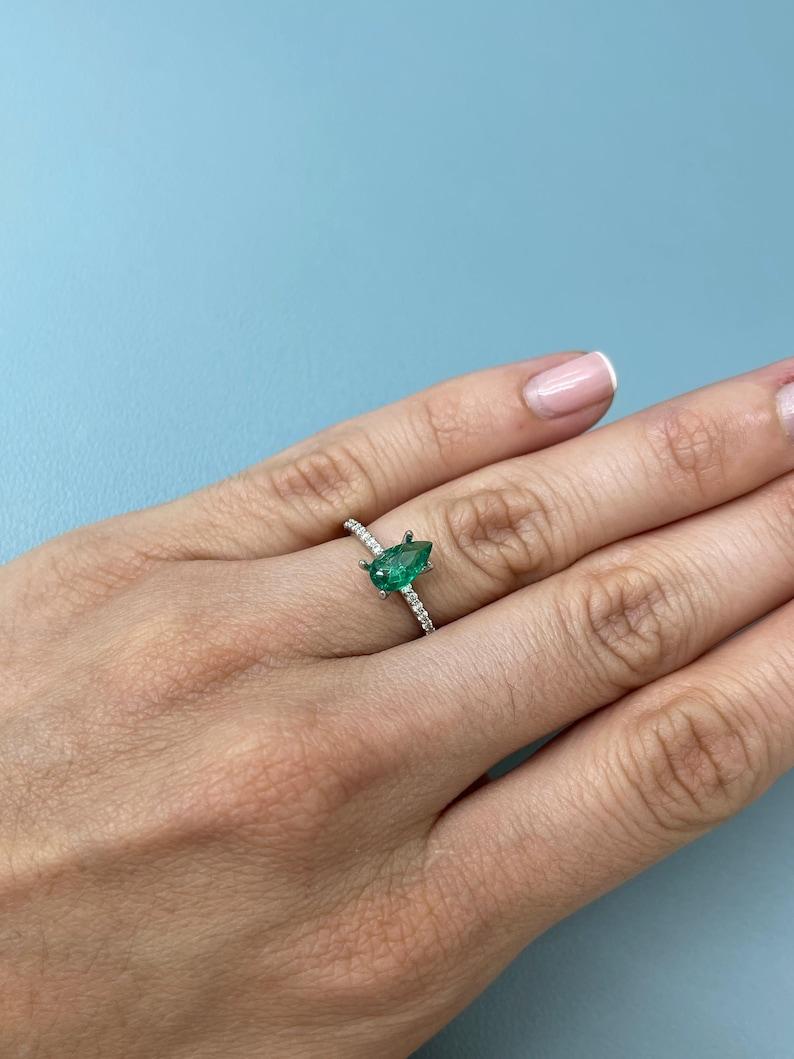 0,57 Carati 9x5 Smeraldo colombiano verde ricco - Gemma di maggio con taglio a pera in vendita 3