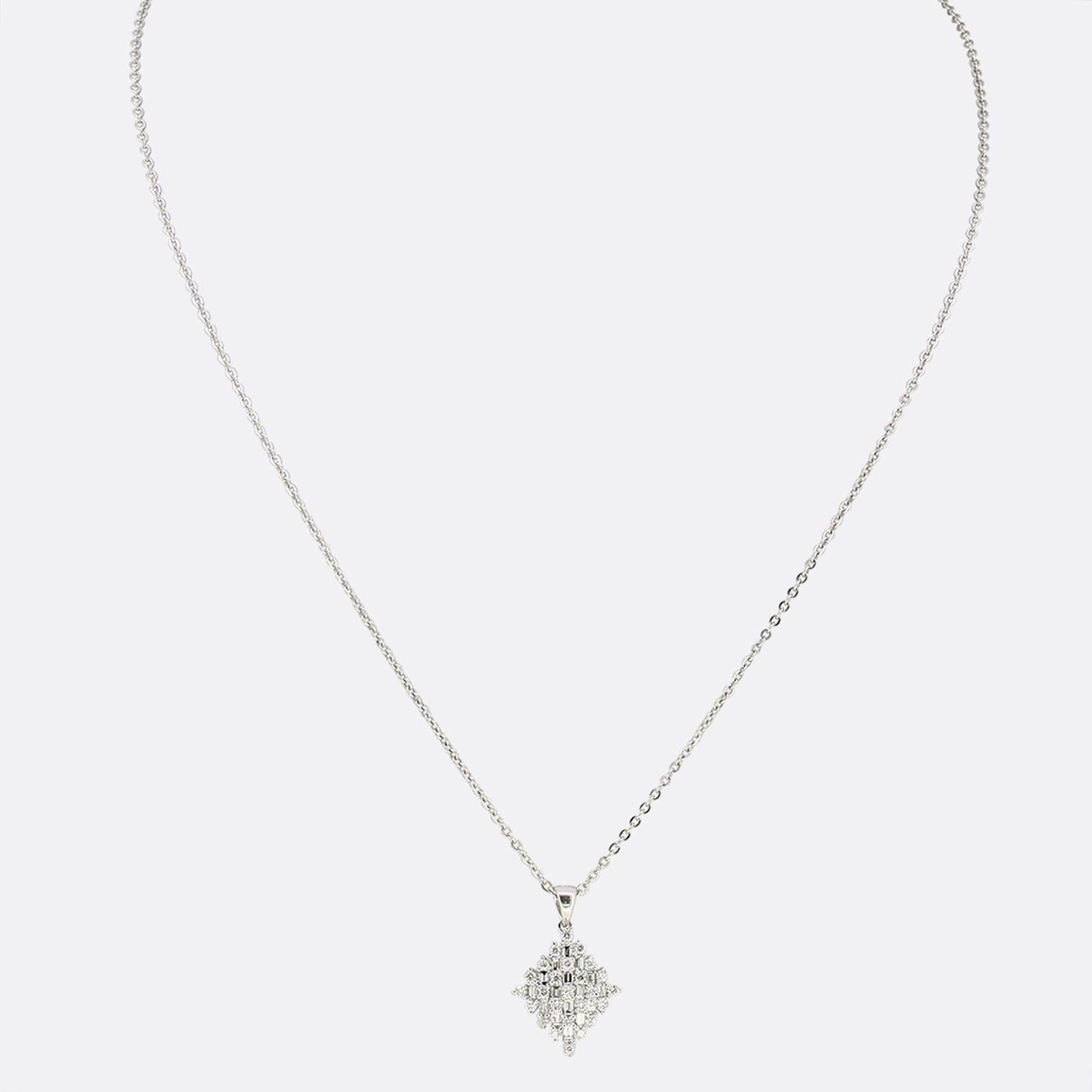 Qui abbiamo una collana con ciondolo di diamanti in oro bianco 18ct. La collana presenta un unico pendente a forma di 