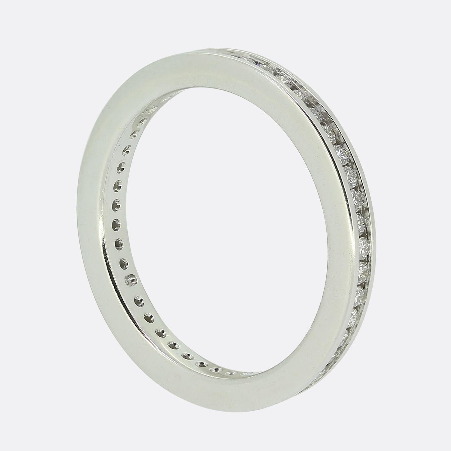 Whiting est une bague d'éternité en or blanc 18ct sertie de diamants. La bague accueille 43 diamants ronds de taille brillant.

Condit : Utilisé (Excellent) - Polissage professionnel pour paraître neuf
Poids : 3.6 grammes
Taille : O (55)
Largeur de
