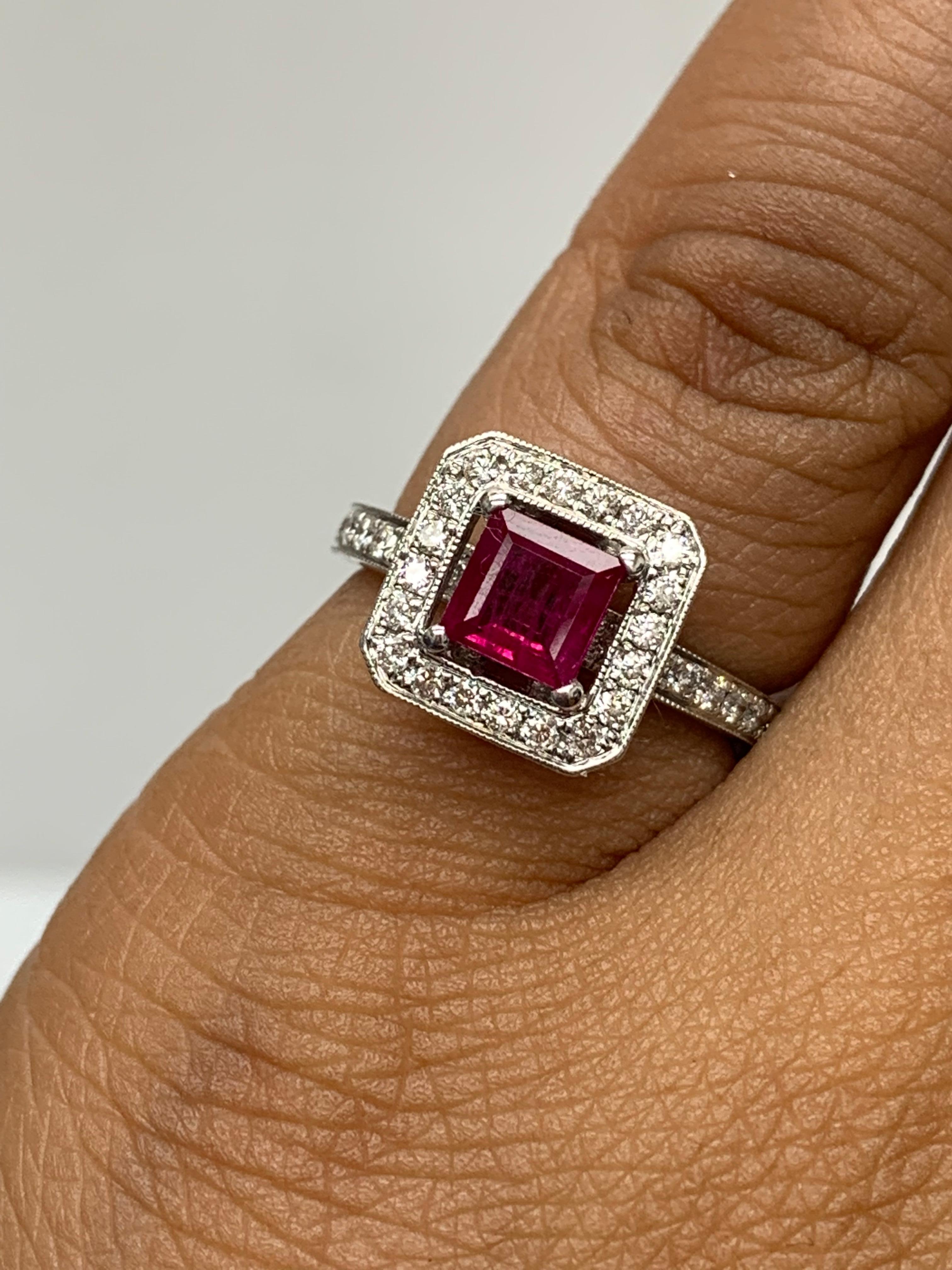 Bague de fiançailles en or blanc 18k avec rubis et diamants de 0,57 carat taille émeraude en vente 4