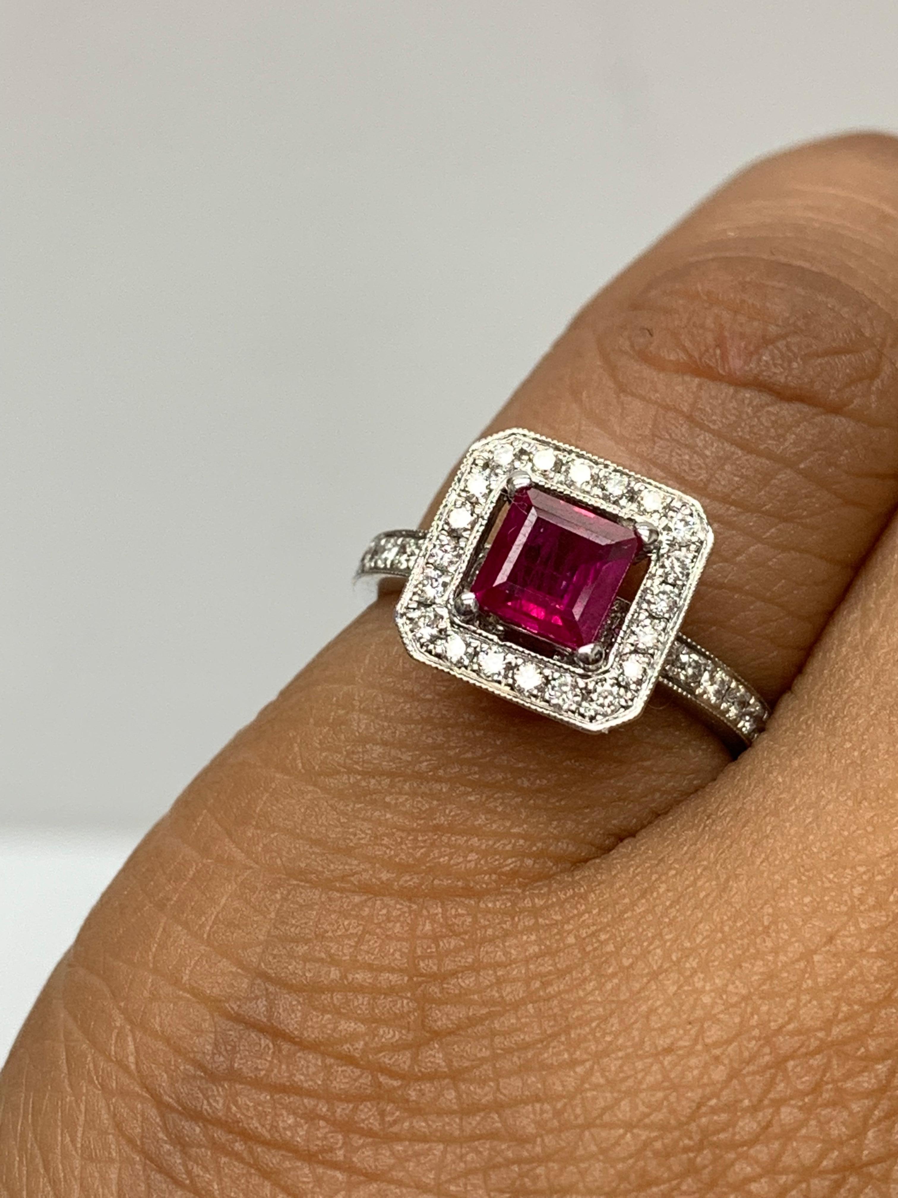 Bague de fiançailles en or blanc 18k avec rubis et diamants de 0,57 carat taille émeraude en vente 5