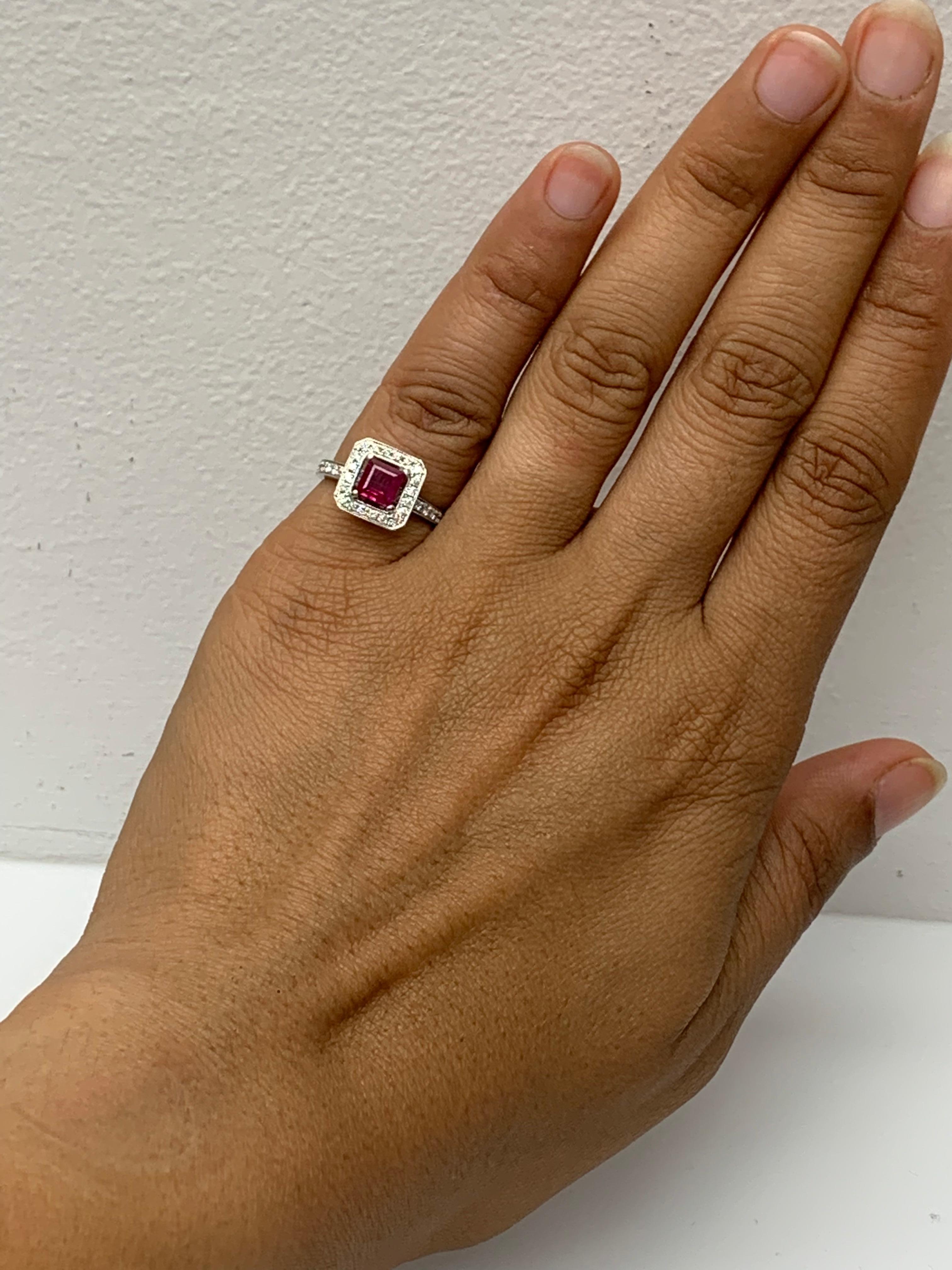 Bague de fiançailles en or blanc 18k avec rubis et diamants de 0,57 carat taille émeraude en vente 7