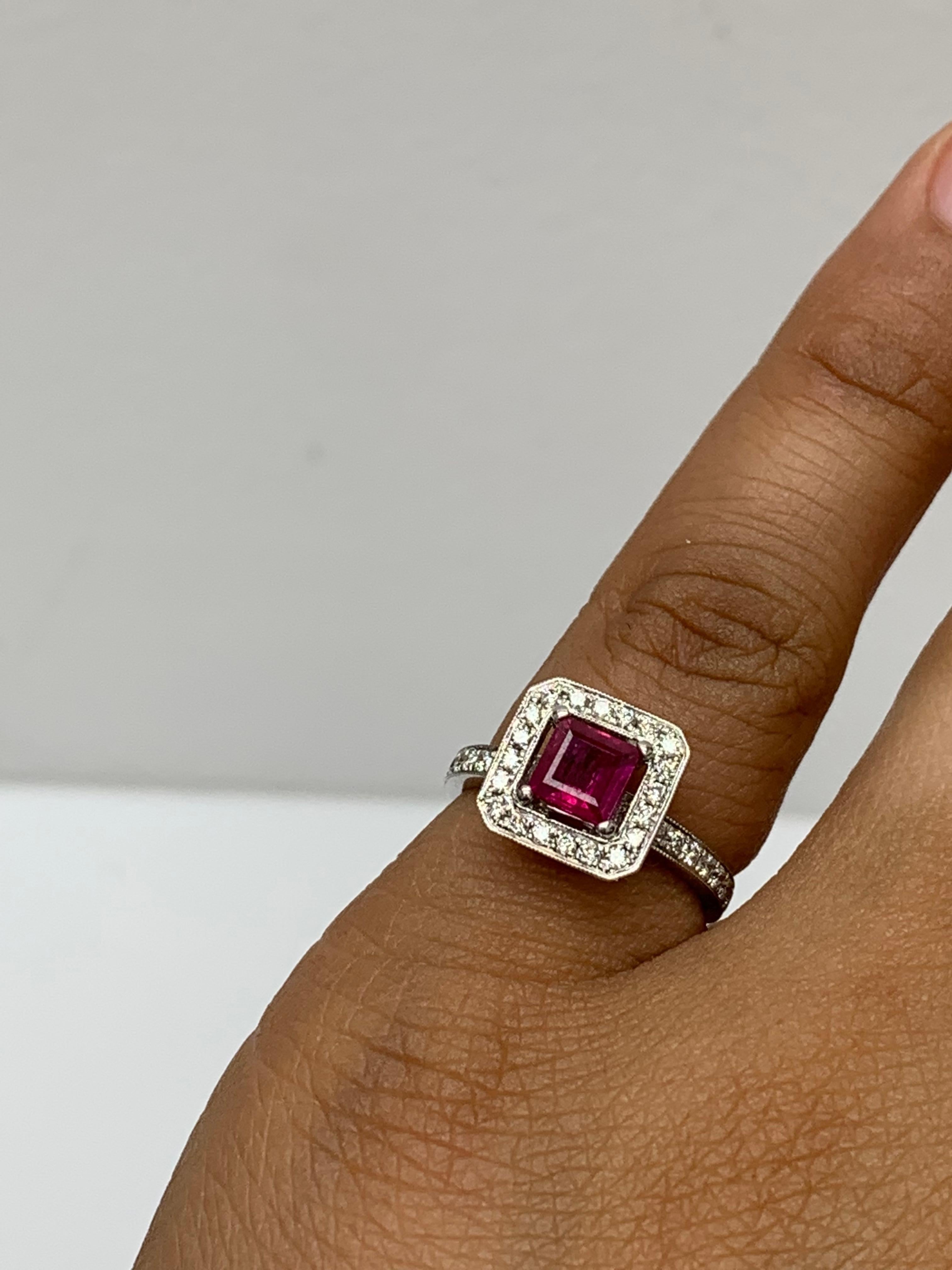 Elle met en valeur un rubis de taille émeraude pesant 0,57 carat, entouré d'une rangée unique de diamants ronds de taille brillant, le tout dans un design sans faille. Sertis dans une monture en or blanc 18 carats, les diamants incolores pèsent 0,57