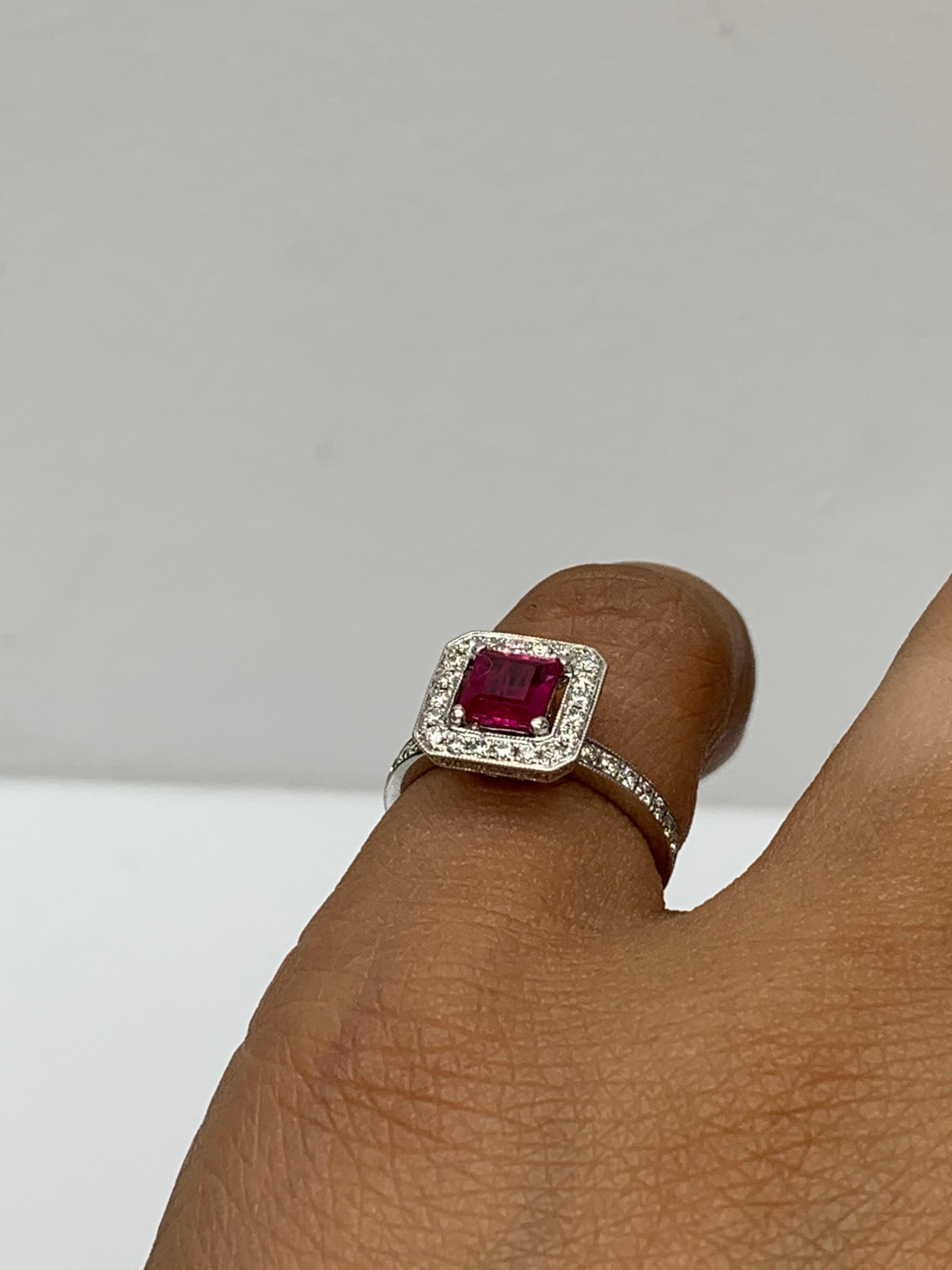 Moderne Bague de fiançailles en or blanc 18k avec rubis et diamants de 0,57 carat taille émeraude en vente