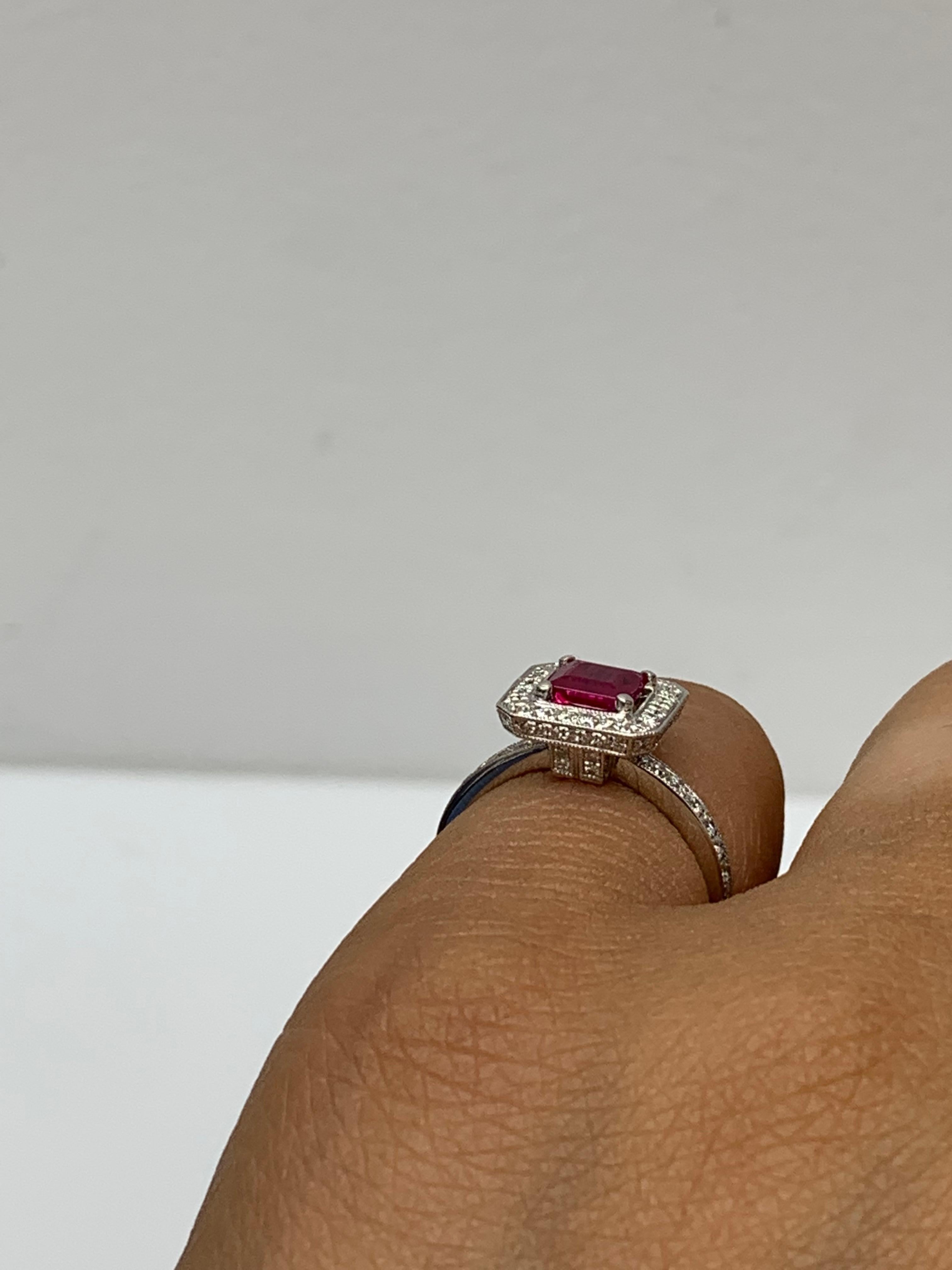 Taille émeraude Bague de fiançailles en or blanc 18k avec rubis et diamants de 0,57 carat taille émeraude en vente