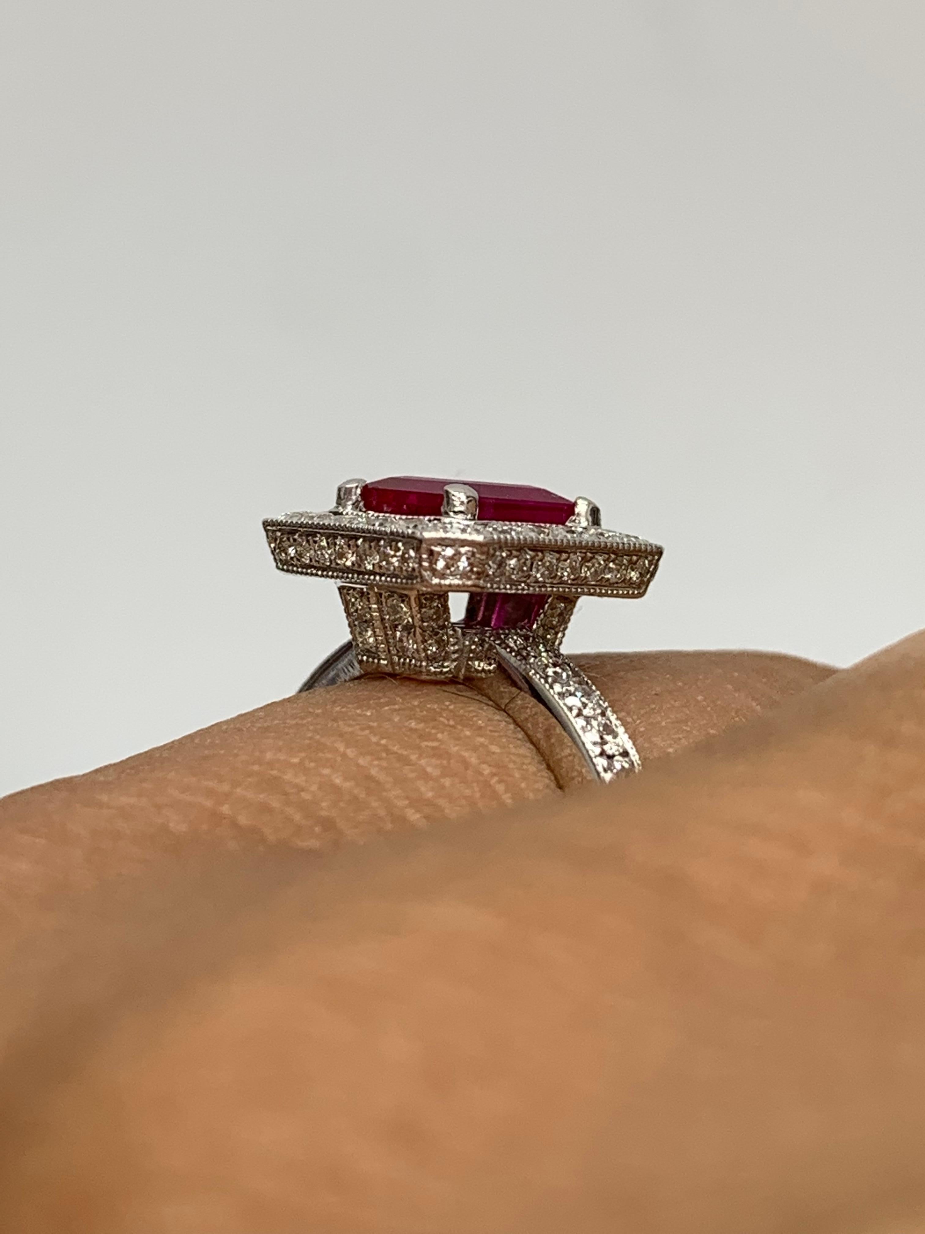 Bague de fiançailles en or blanc 18k avec rubis et diamants de 0,57 carat taille émeraude Pour femmes en vente