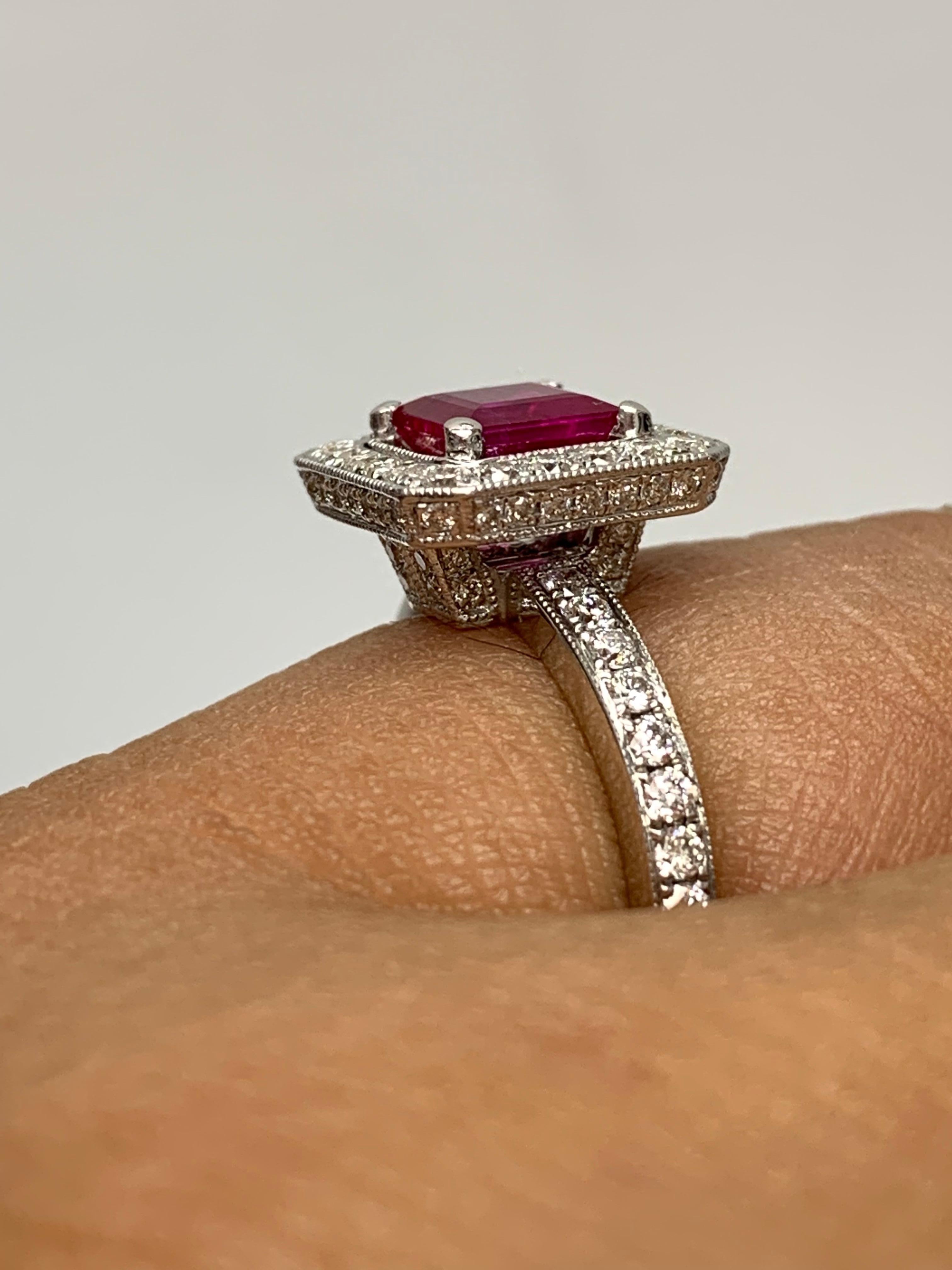 Bague de fiançailles en or blanc 18k avec rubis et diamants de 0,57 carat taille émeraude en vente 1