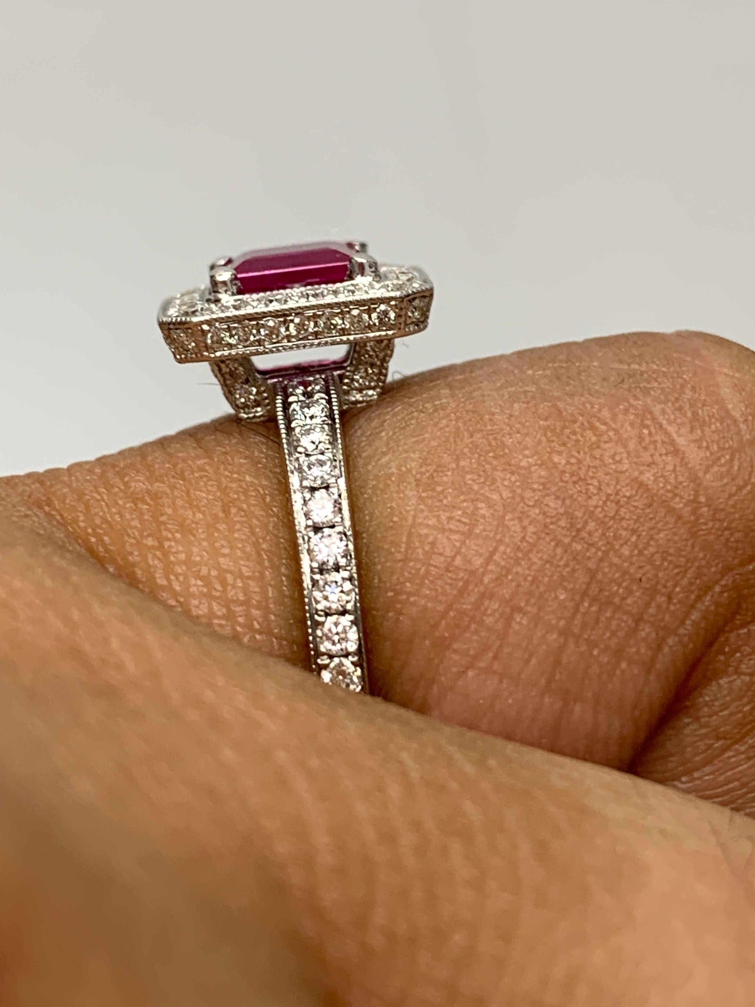 Bague de fiançailles en or blanc 18k avec rubis et diamants de 0,57 carat taille émeraude en vente 2
