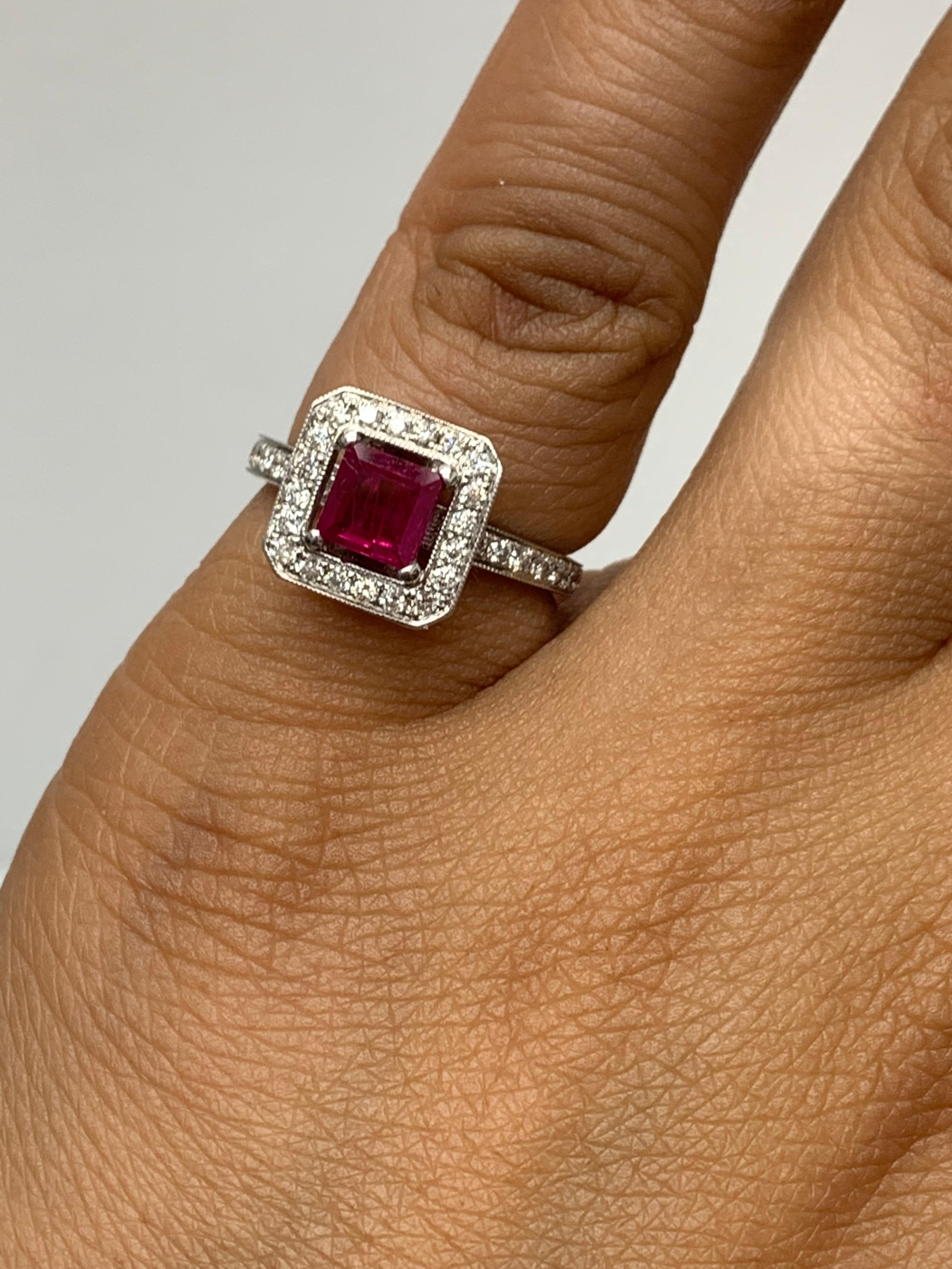 Bague de fiançailles en or blanc 18k avec rubis et diamants de 0,57 carat taille émeraude en vente 3