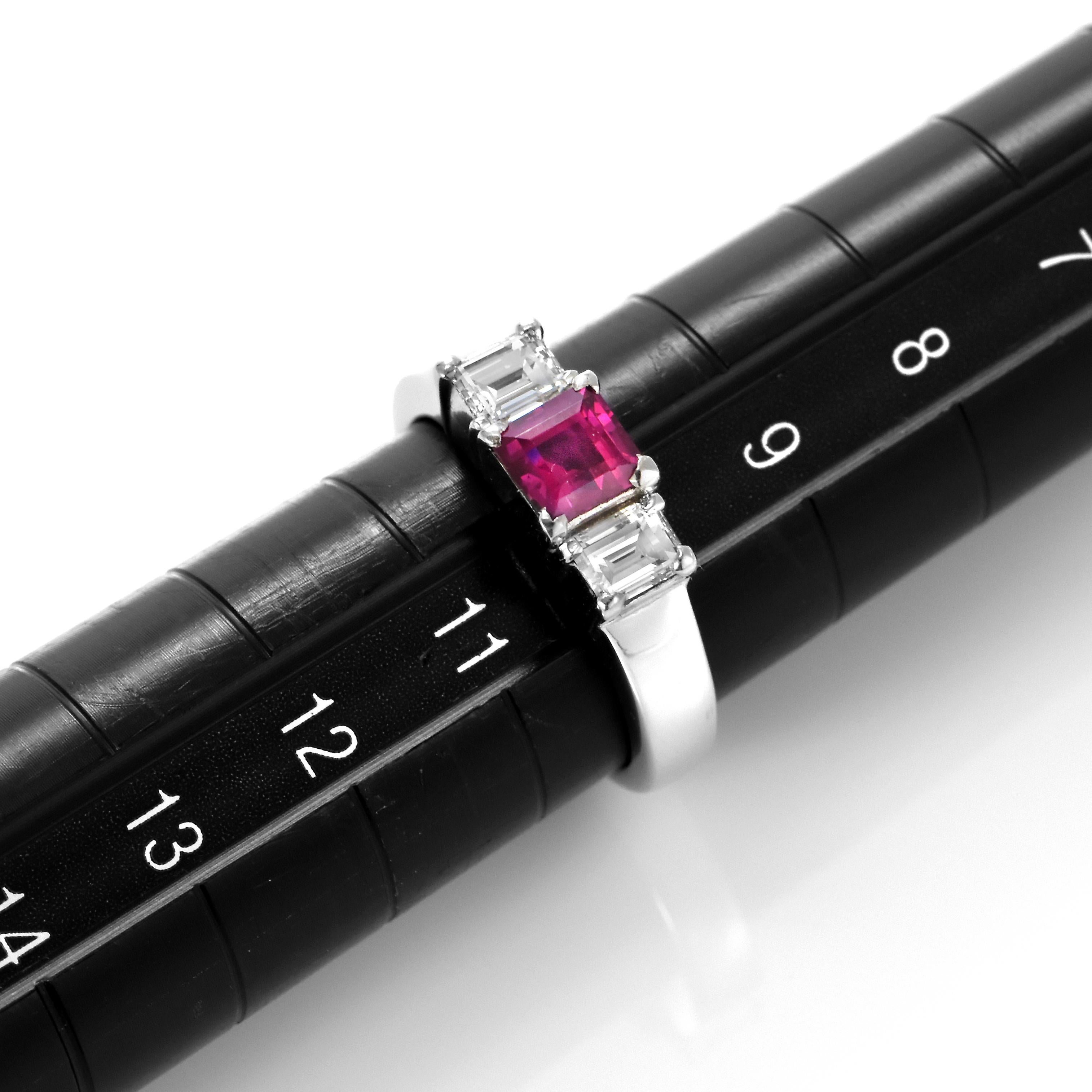 0,57 Karat natürlicher Rubin und Diamant-Dreisteinring aus Platin im Angebot 4