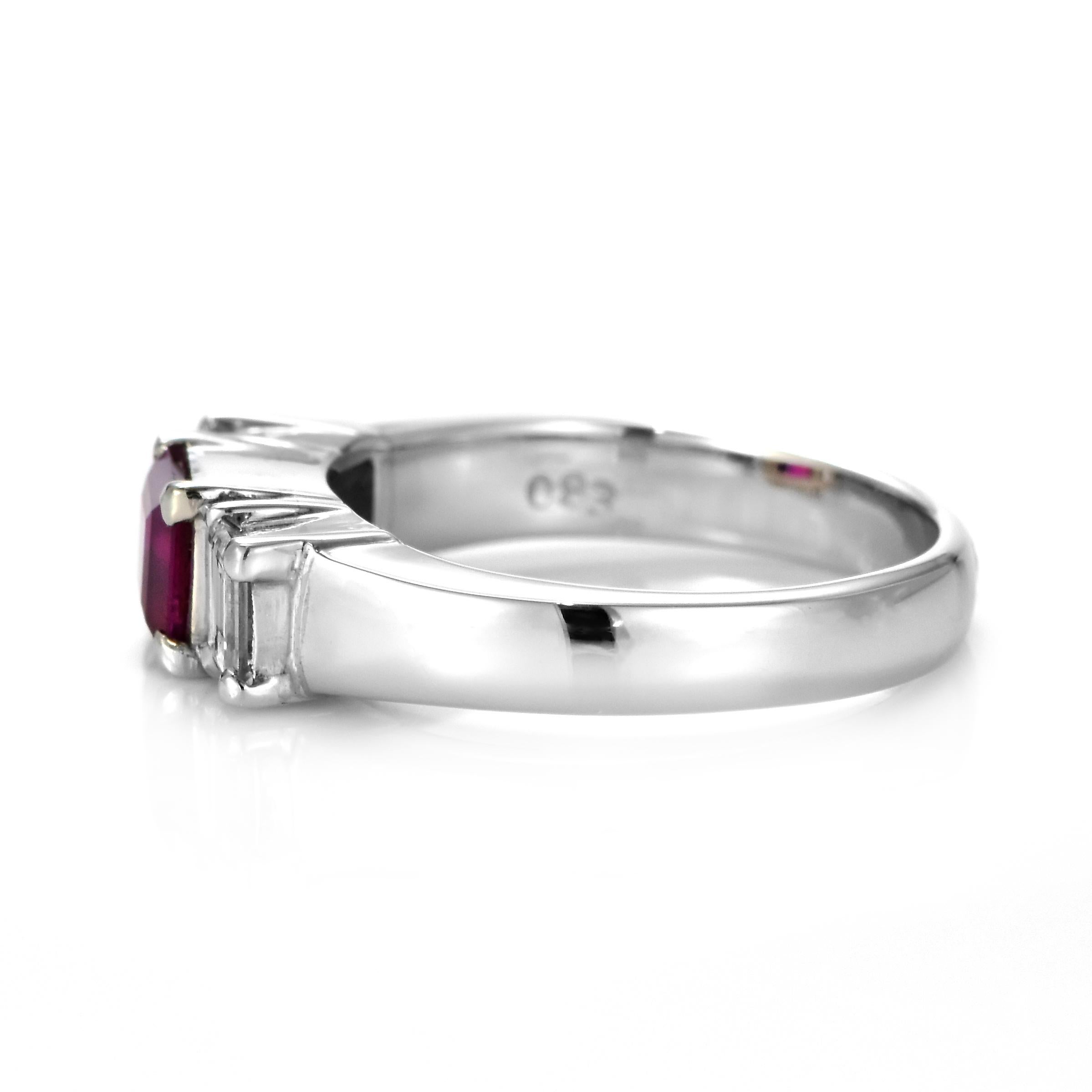 0,57 Karat natürlicher Rubin und Diamant-Dreisteinring aus Platin im Angebot 5