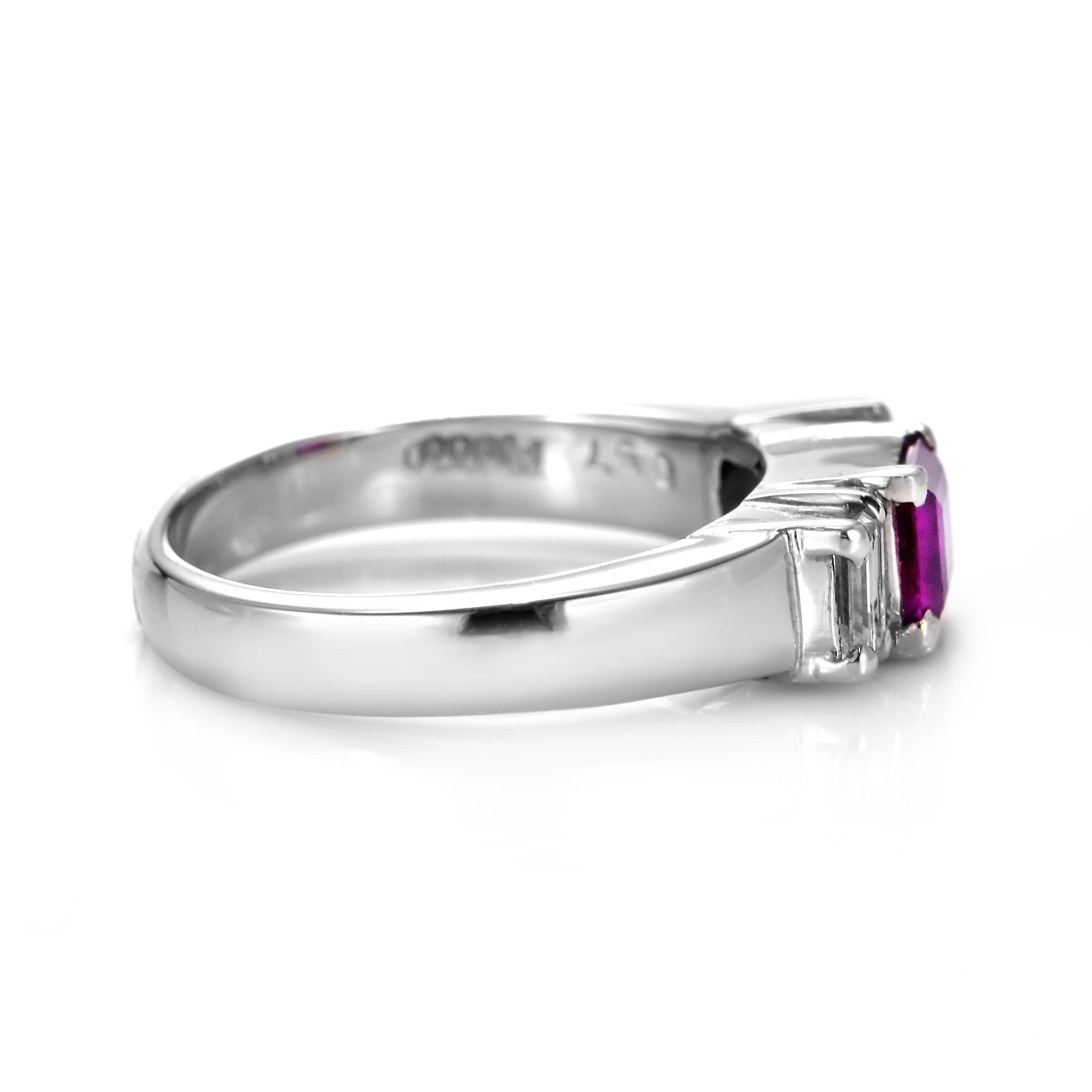 0,57 Karat natürlicher Rubin und Diamant-Dreisteinring aus Platin im Angebot 6