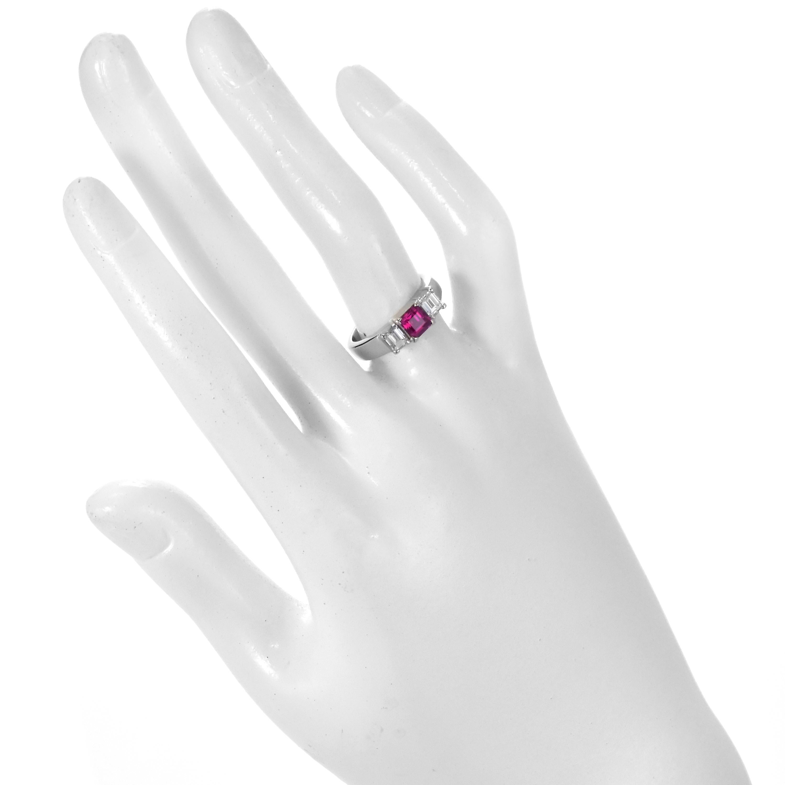 0,57 Karat natürlicher Rubin und Diamant-Dreisteinring aus Platin im Angebot 7