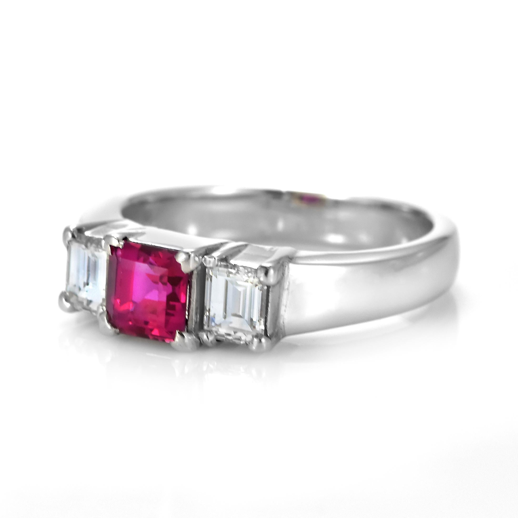 0,57 Karat natürlicher Rubin und Diamant-Dreisteinring aus Platin (Art déco) im Angebot