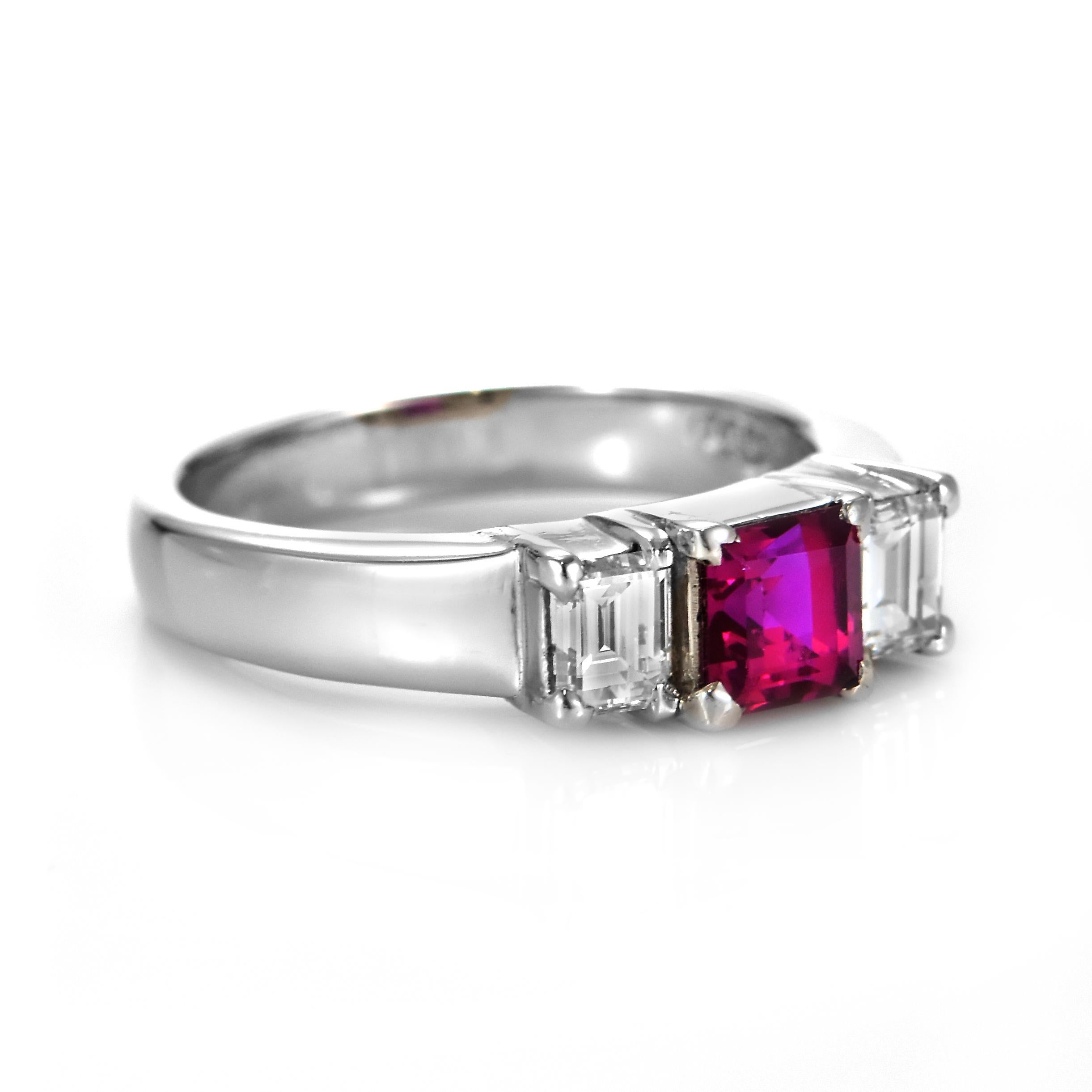 0,57 Karat natürlicher Rubin und Diamant-Dreisteinring aus Platin (Carréeschliff) im Angebot