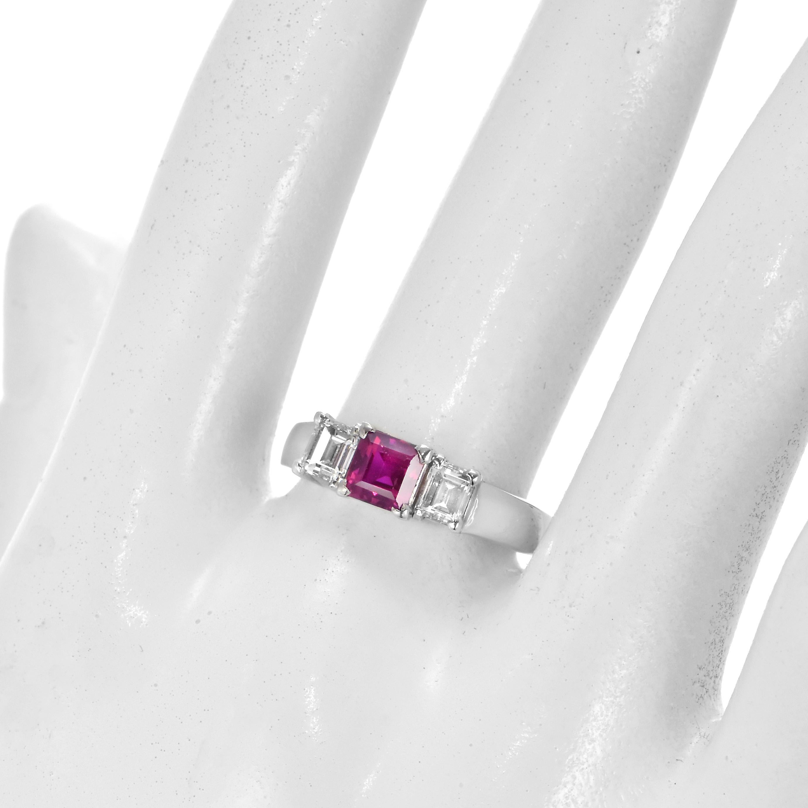 0,57 Karat natürlicher Rubin und Diamant-Dreisteinring aus Platin im Zustand „Neu“ im Angebot in Tokyo, JP