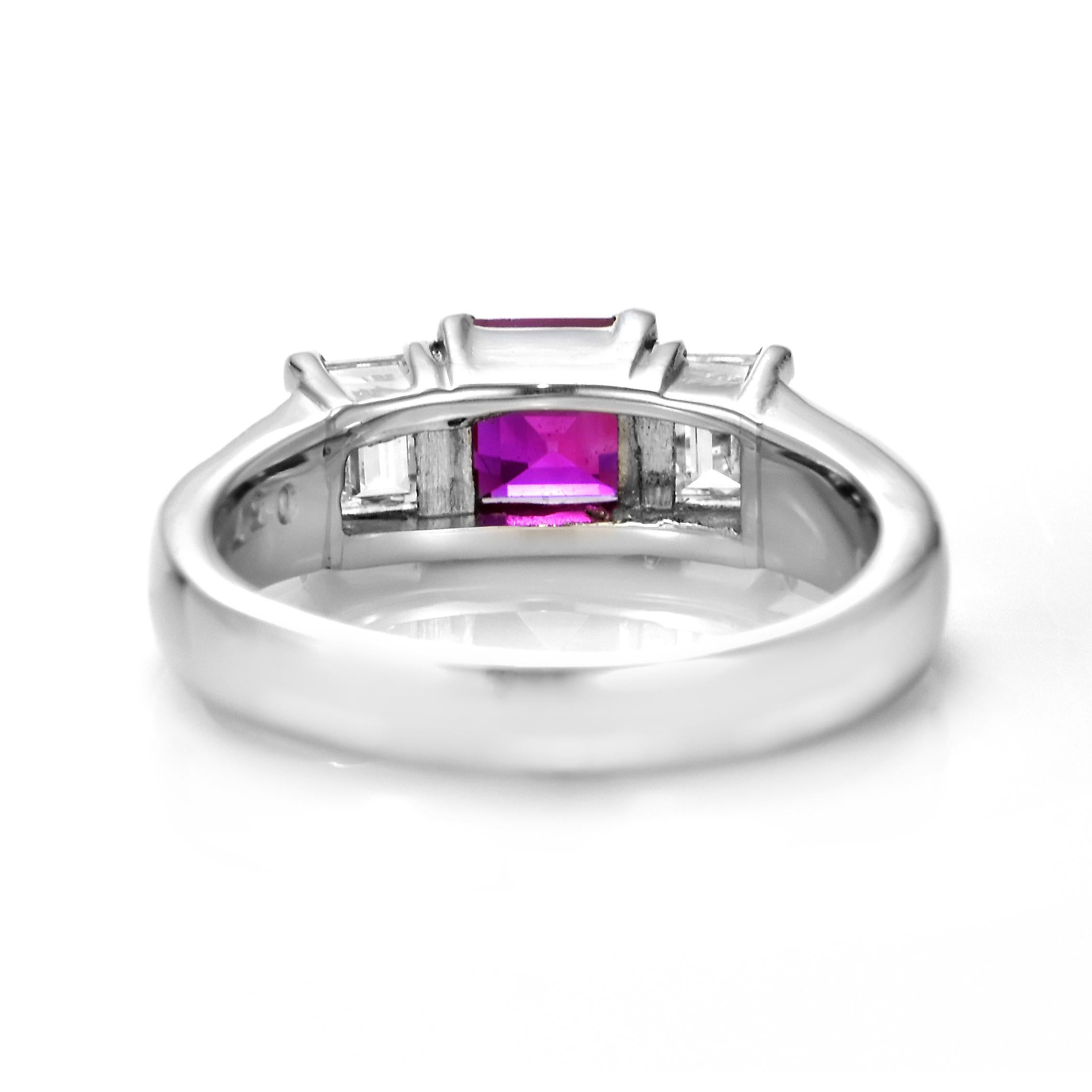 0,57 Karat natürlicher Rubin und Diamant-Dreisteinring aus Platin Damen im Angebot