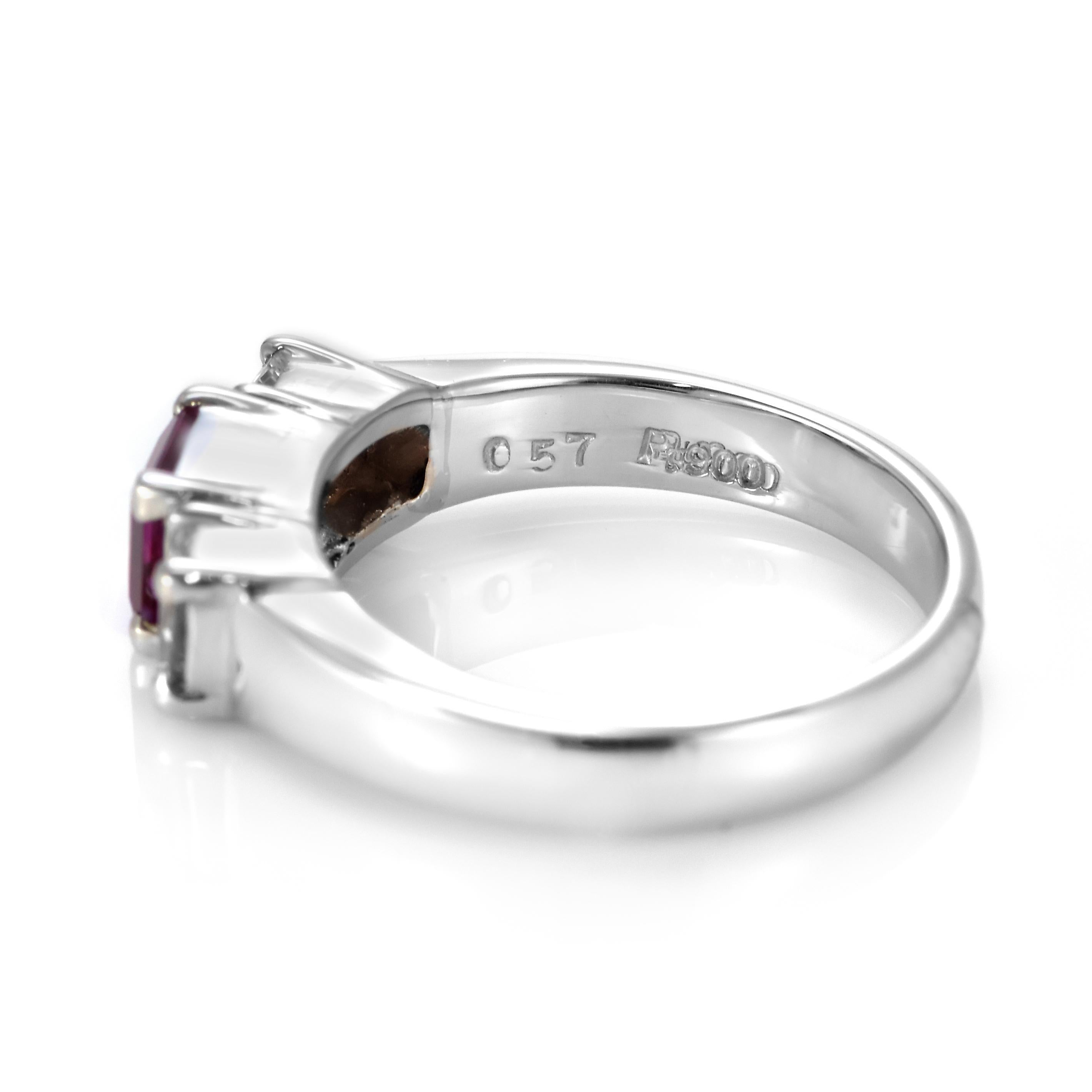 0,57 Karat natürlicher Rubin und Diamant-Dreisteinring aus Platin im Angebot 2