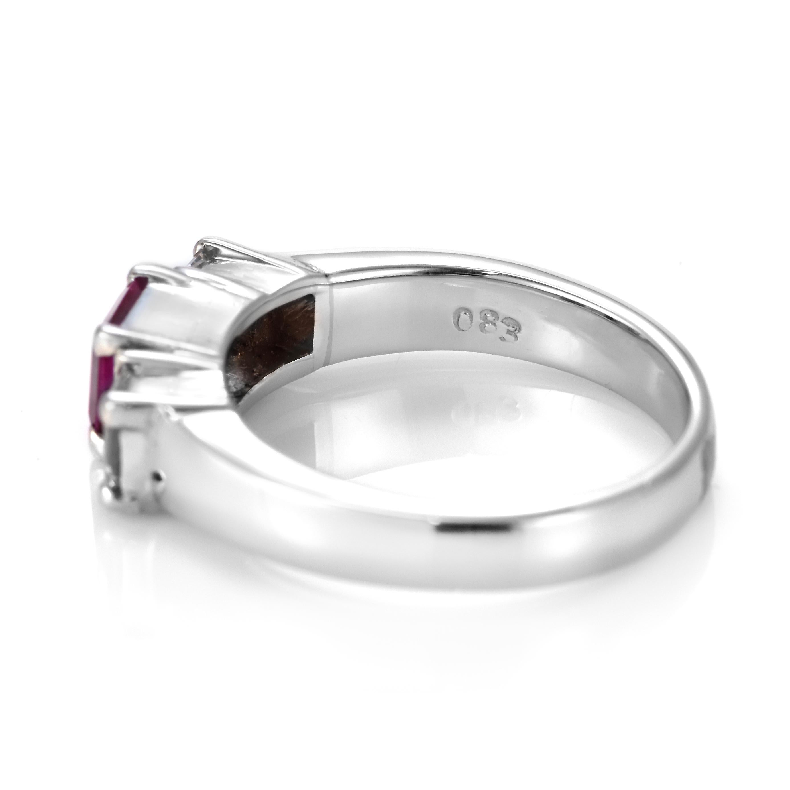 0,57 Karat natürlicher Rubin und Diamant-Dreisteinring aus Platin im Angebot 3