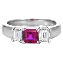0,57 Karat natürlicher Rubin und Diamant-Dreisteinring aus Platin