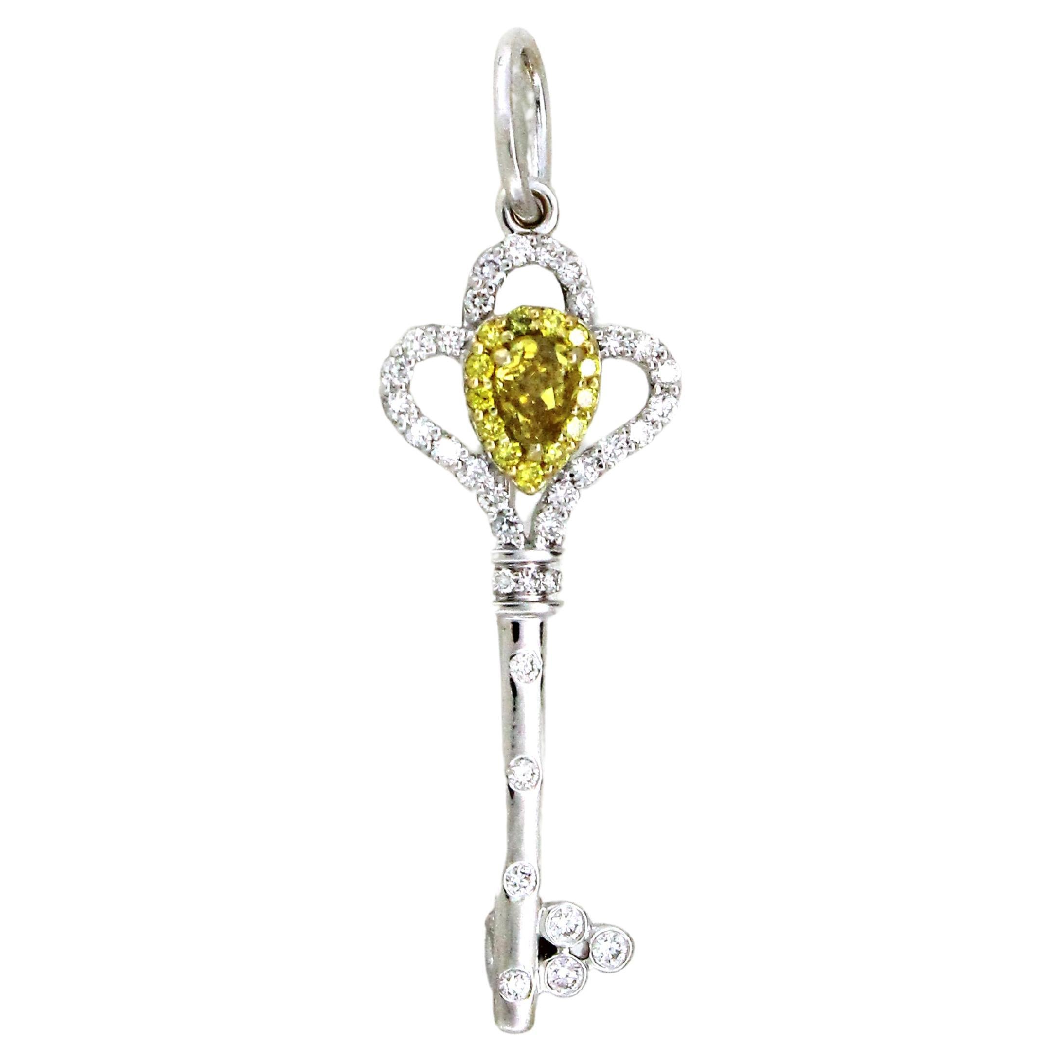 0,57 cts de Diamantes Colgante Llave cum Broche