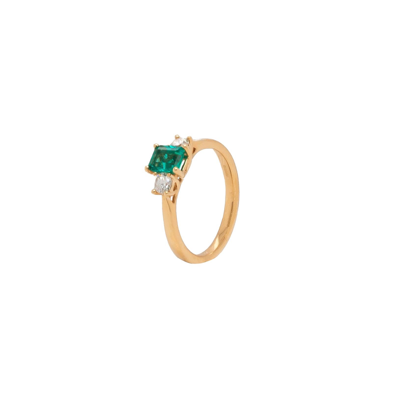 Sagen Sie JA zu einer wunderbaren gemeinsamen Zukunft mit diesem prächtigen Verlobungsring mit drei Steinen!

Der bezaubernde Ring präsentiert einen spektakulären 0,57 cm großen kolumbianischen Smaragd mit rechteckigem Schliff und einer lebhaften,