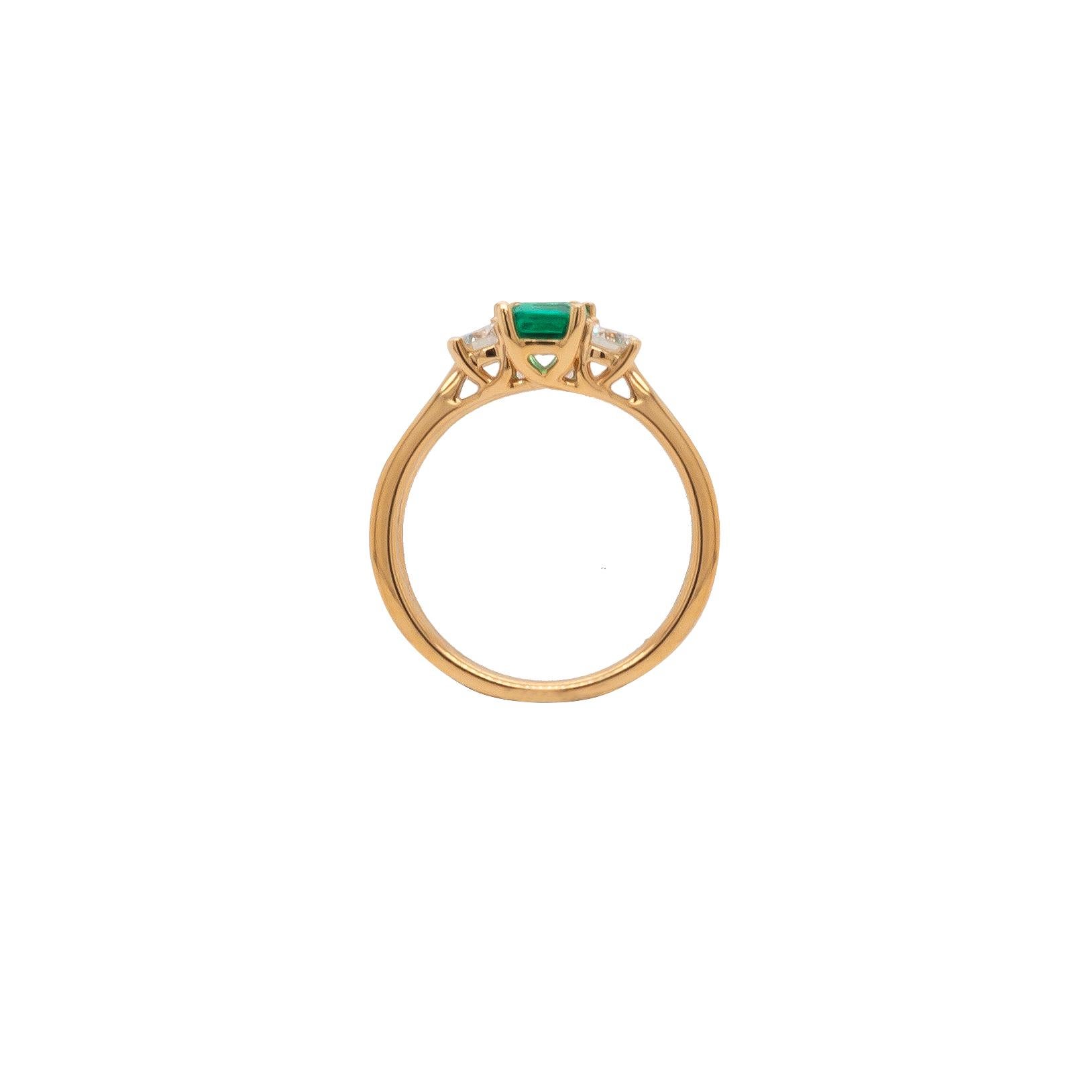 0,57ct Kolumbianischer Smaragd & Diamant 18K Gelbgold Drei-Stein Verlobungsring (Smaragdschliff) im Angebot