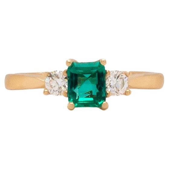 0,57ct Kolumbianischer Smaragd & Diamant 18K Gelbgold Drei-Stein Verlobungsring im Angebot