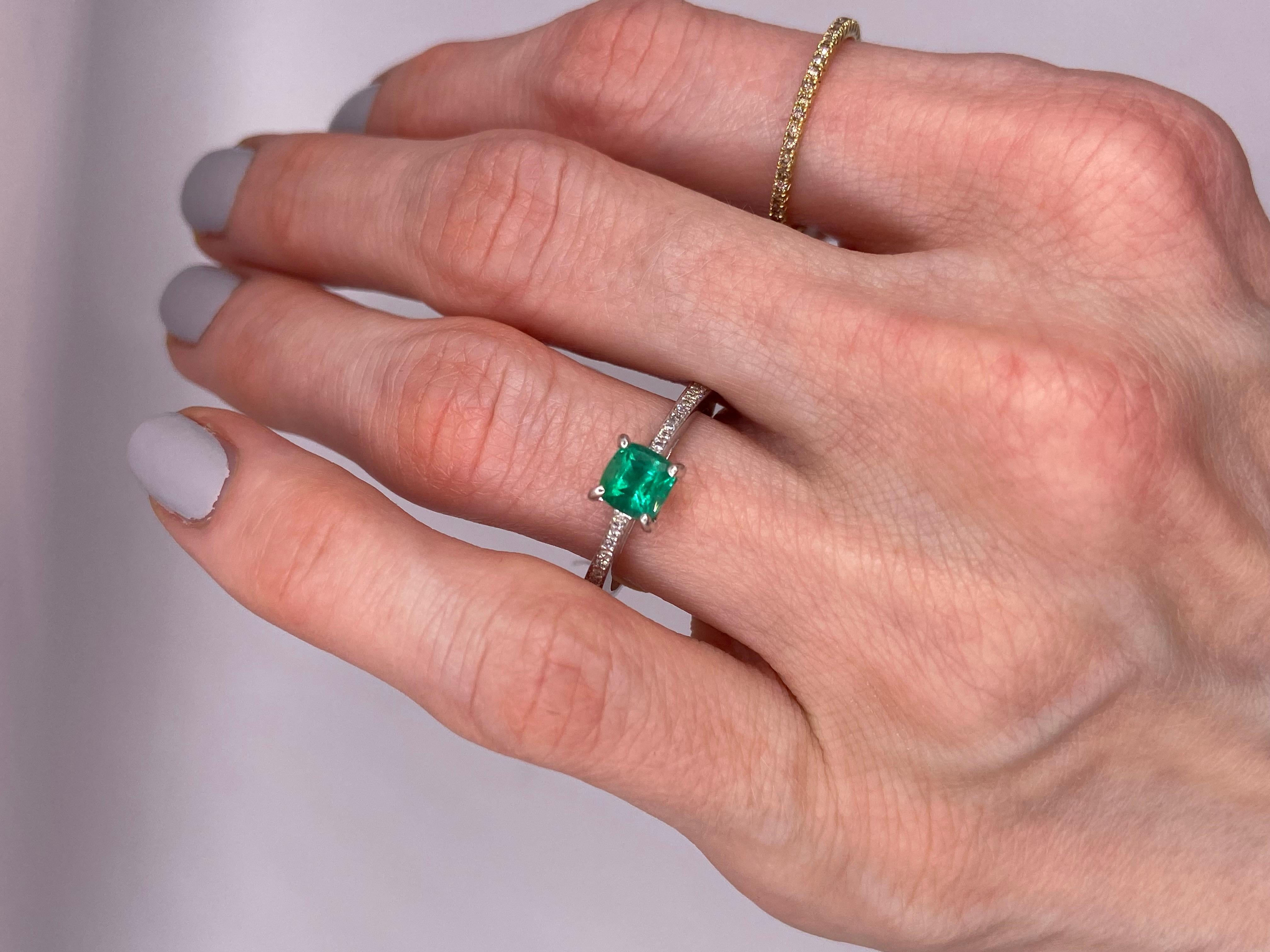 0.57ct Emerald & Round Diamond Ring in 14KT White Gold In New Condition For Sale In New York, NY