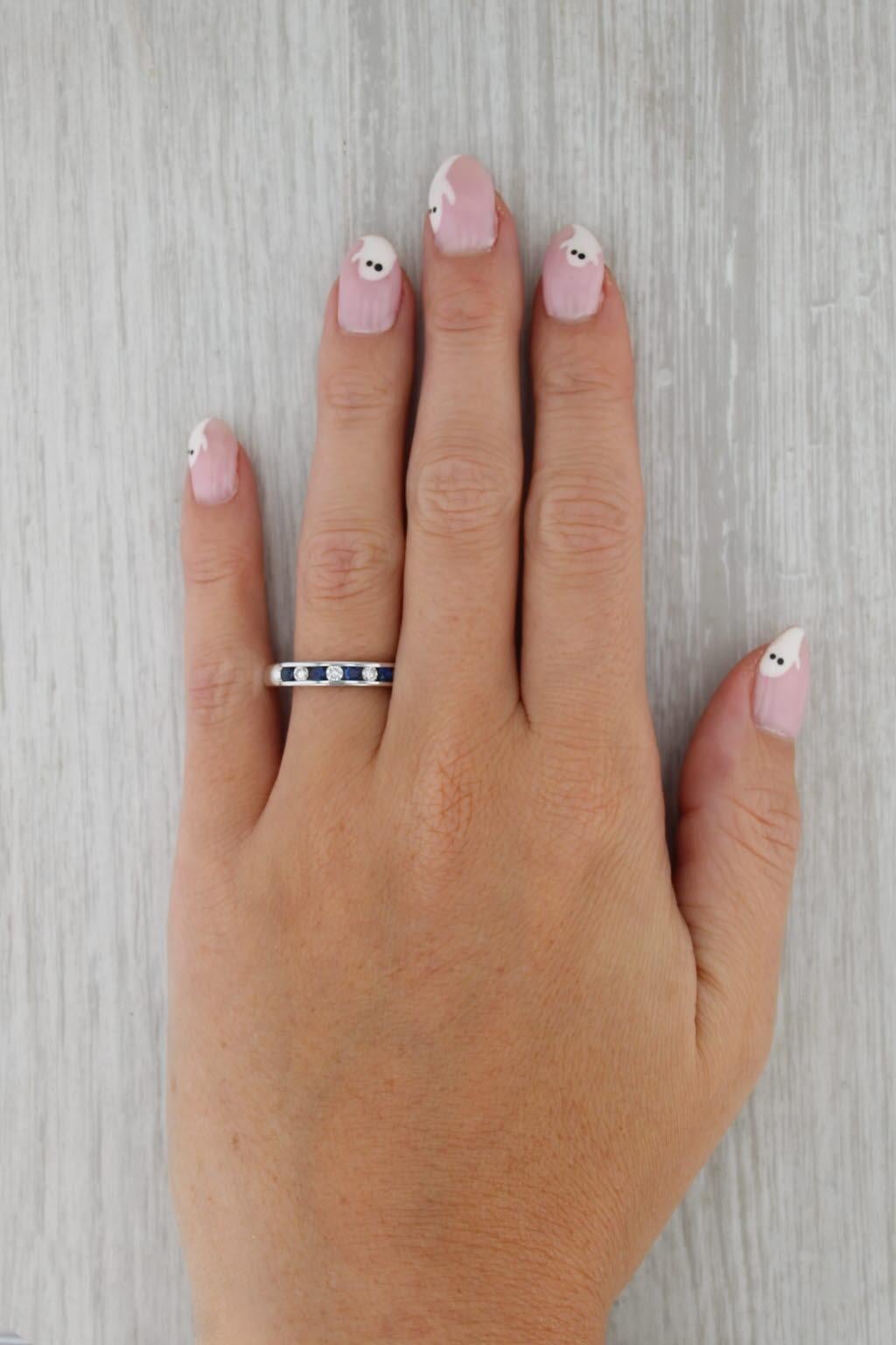 0.57ctw Blue Sapphire Diamond Wedding Band 14k White Gold Sz 8.25 Stackable Ring in vendita 3