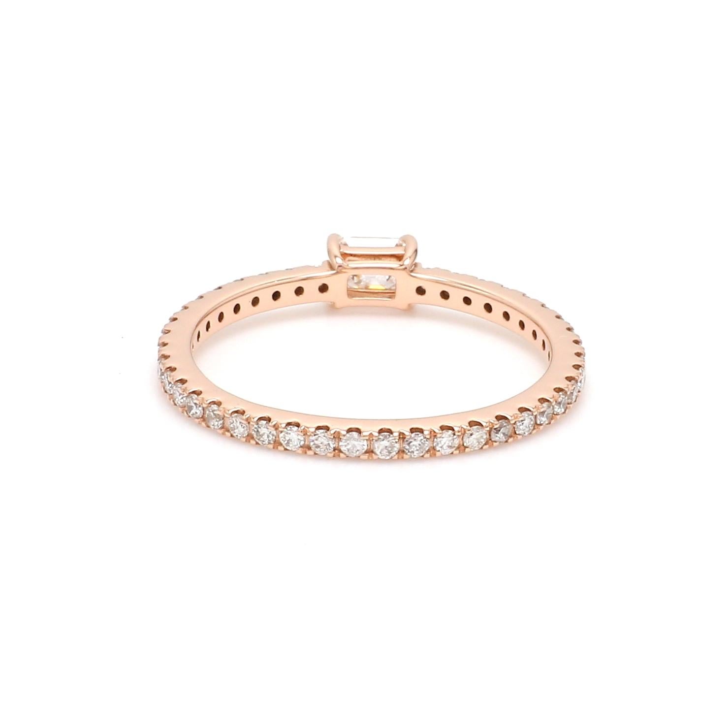 Moderno Anello a fascia per l'eternità con diamante taglio smeraldo da 0,58 carati Gioielli in oro rosa 14 carati in vendita
