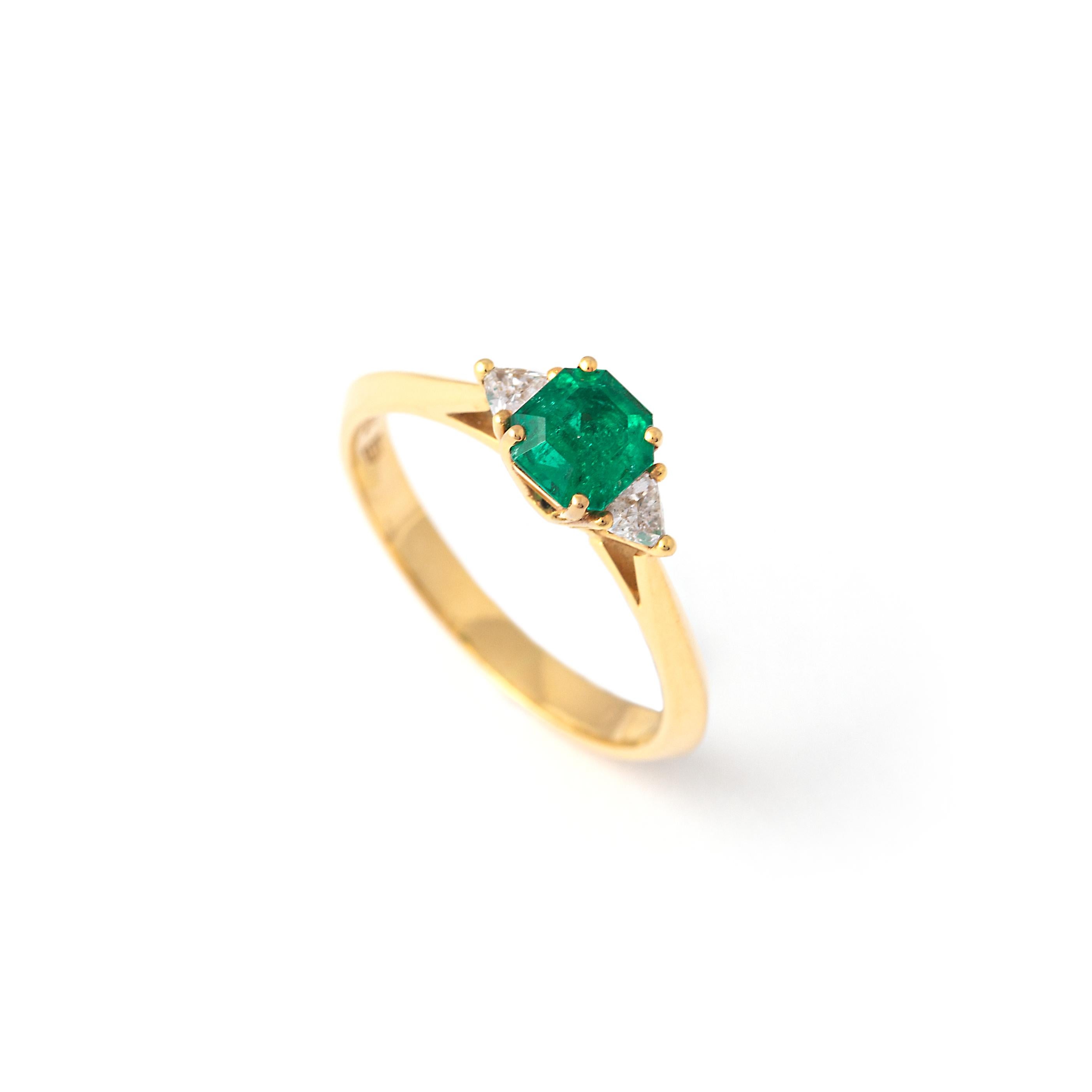 Emerald and Diamond Yellow Gold 18K Ring.
Centered by an Emerald of 0.58 carat and two diamonds.
Total gross weight; 2.43 grams.
Size: 6.

