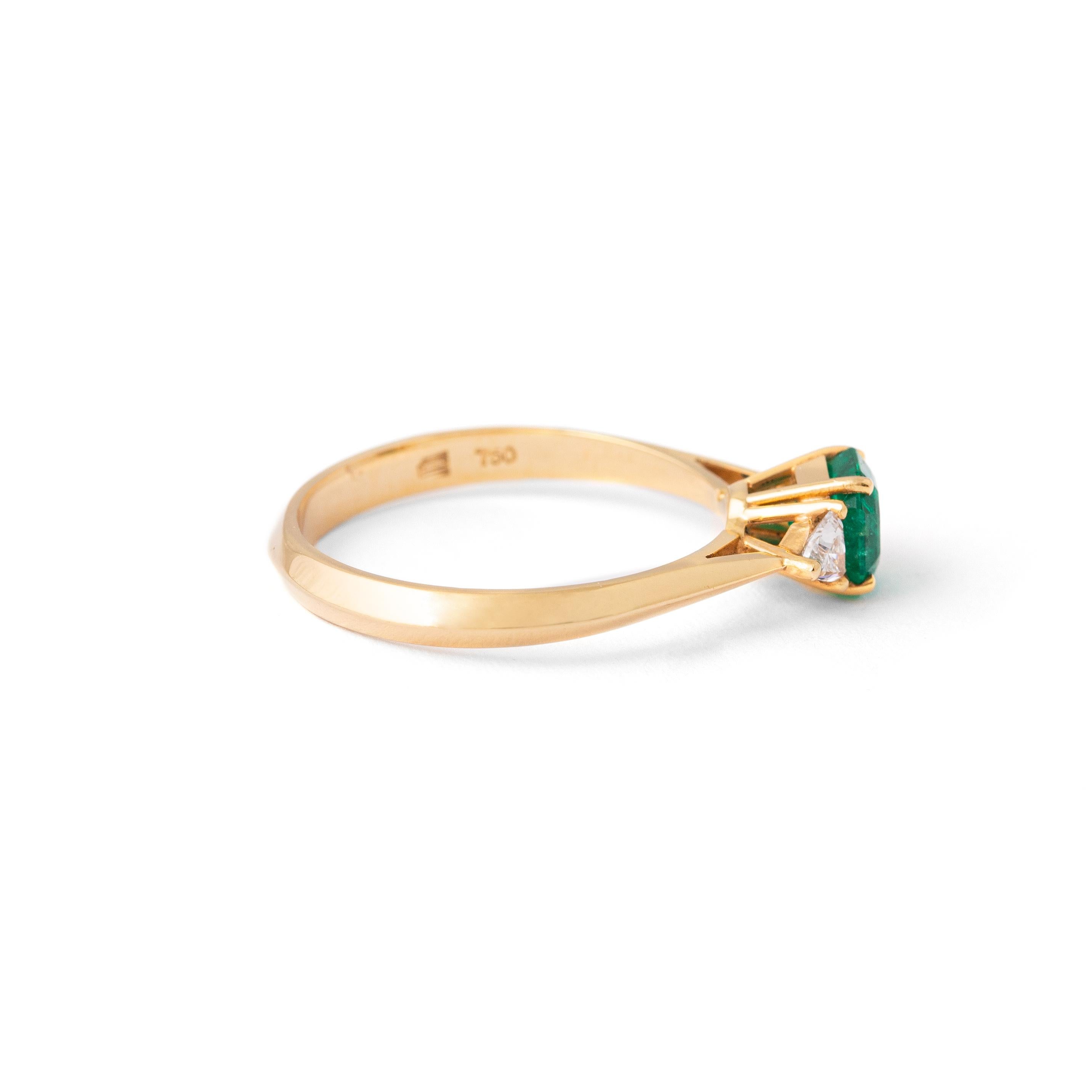 Square Cut 0.58 Carat Emerald Yellow Gold 18K Ring For Sale