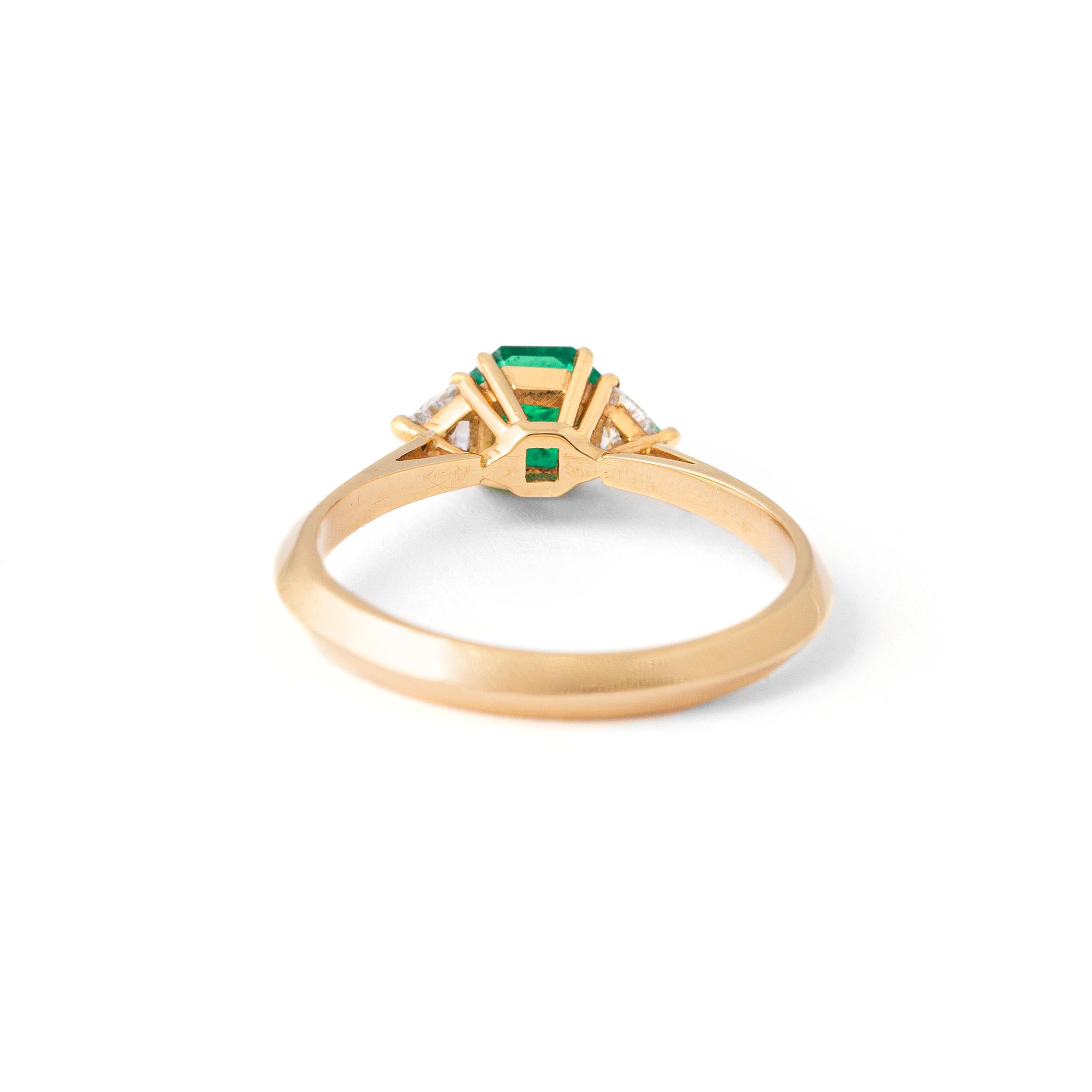 0.58 Carat Emerald Yellow Gold 18K Ring In Excellent Condition For Sale In Geneva, CH
