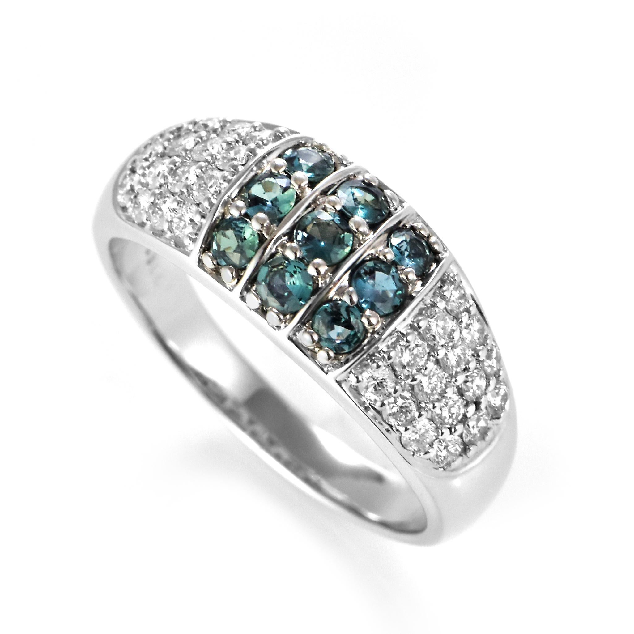 Ein wunderschöner Ring mit 0,58 Karat natürlichen brasilianischen Alexandriten und 0,63 Karat Diamantbesatz in 18 Karat Weißgold. Alexandrite zeigen ein natürliches Farbwechselphänomen, da sie unter fluoreszierendem Licht eine bläulich-grüne Farbe