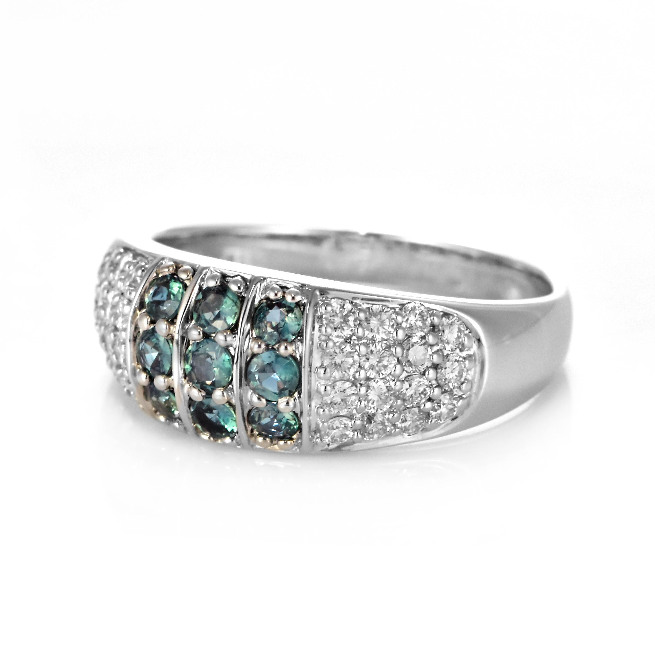 0,58 Karat natürlicher Alexandrit und Diamantring aus 18 Karat Weißgold (Moderne) im Angebot