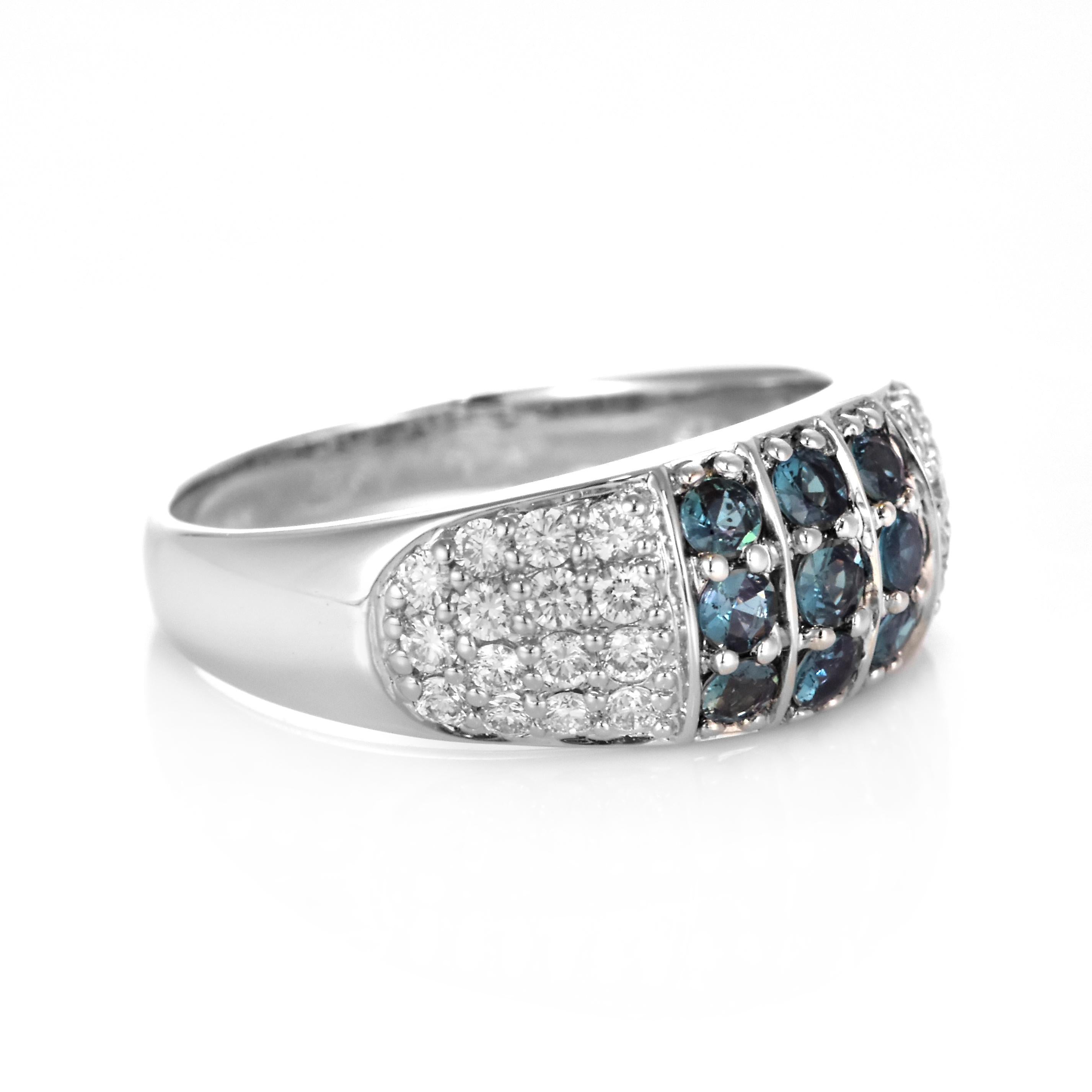 0,58 Karat natürlicher Alexandrit und Diamantring aus 18 Karat Weißgold (Rundschliff) im Angebot