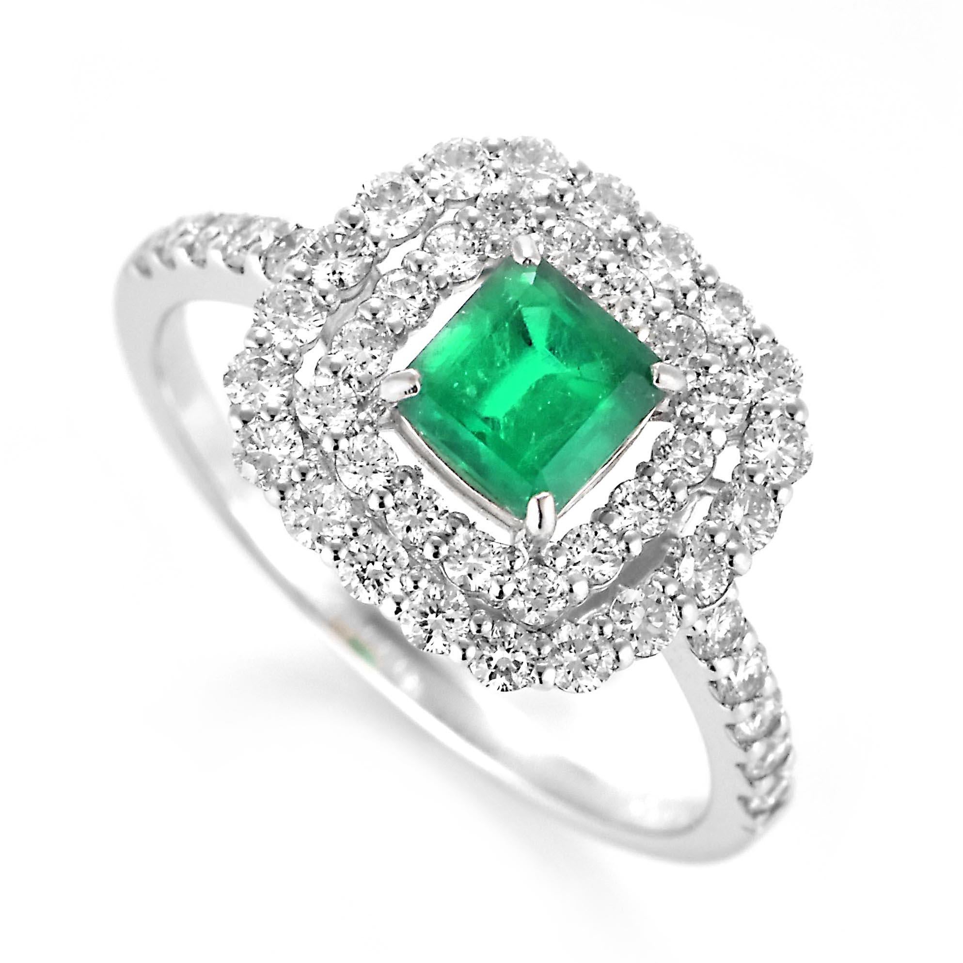 Un impresionante anillo con una Esmeralda Colombiana Natural de 0,58 quilates y 0,72 quilates de Acentos de Diamante engastados en Platino. El verde de la esmeralda se admira desde hace miles de años. Las esmeraldas siempre se han asociado con los
