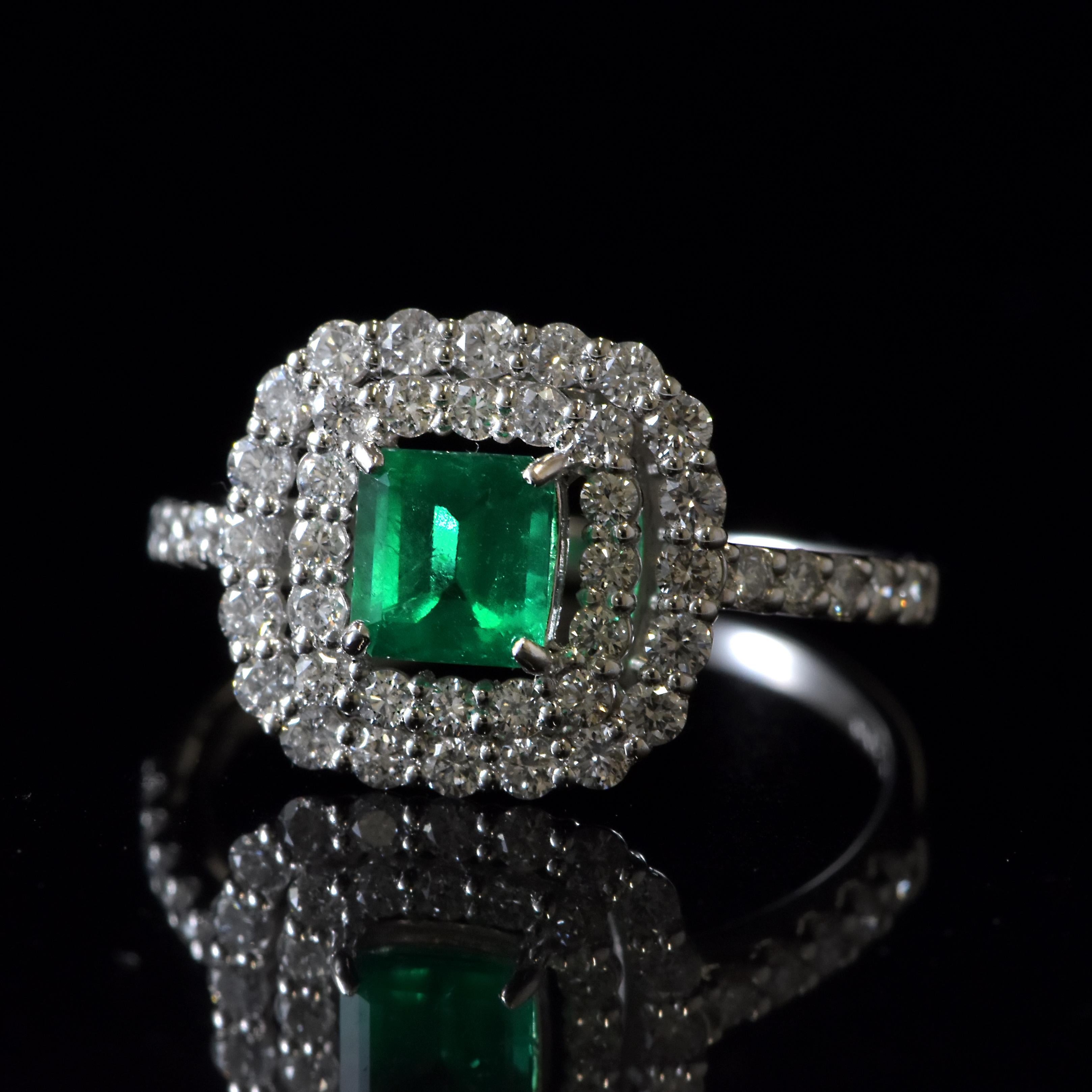 Anillo de Esmeralda Colombiana Natural y Diamante en Platino de 0.58 Quilates Moderno en venta