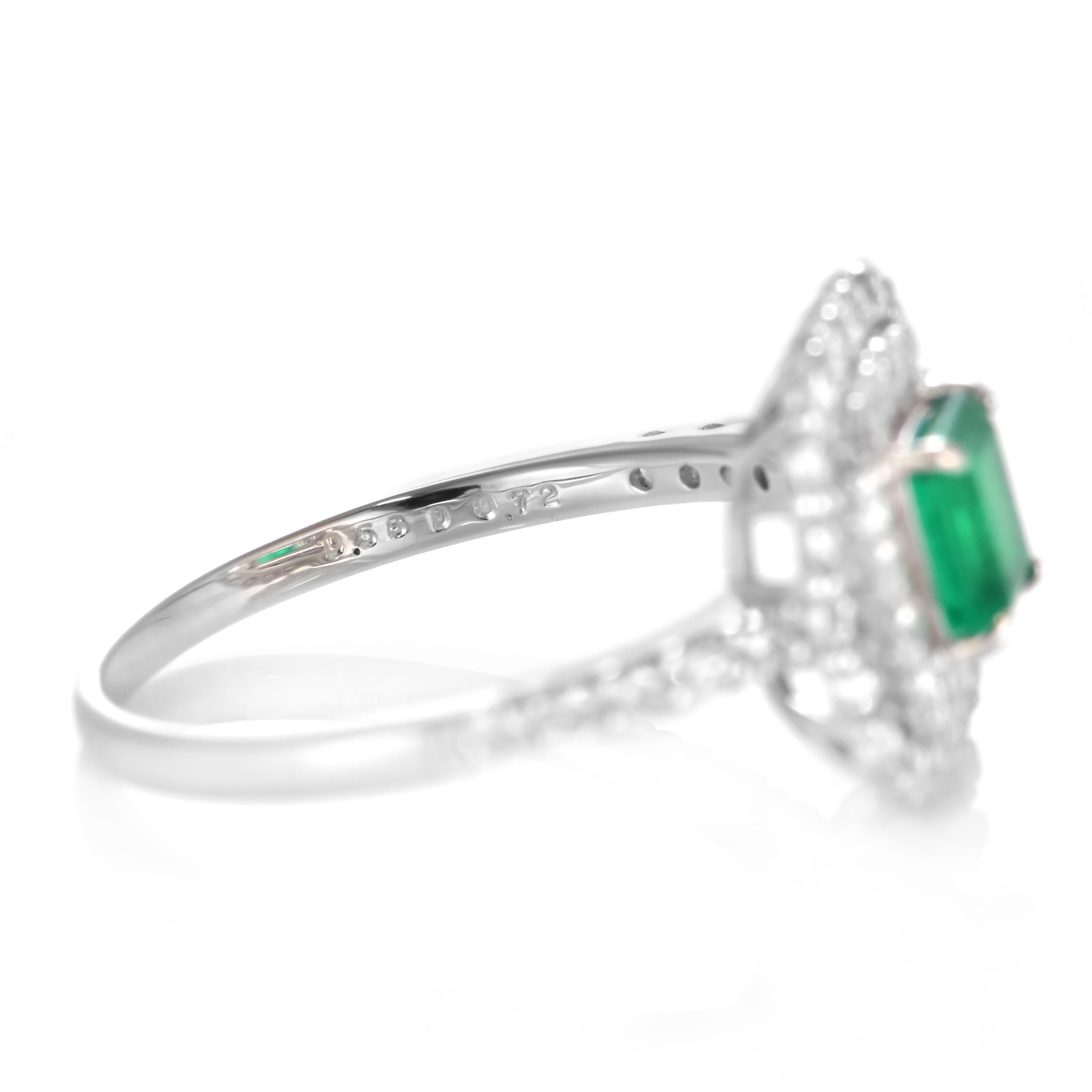 De las mujeres Anillo de Esmeralda Colombiana Natural y Diamante en Platino de 0.58 Quilates en venta