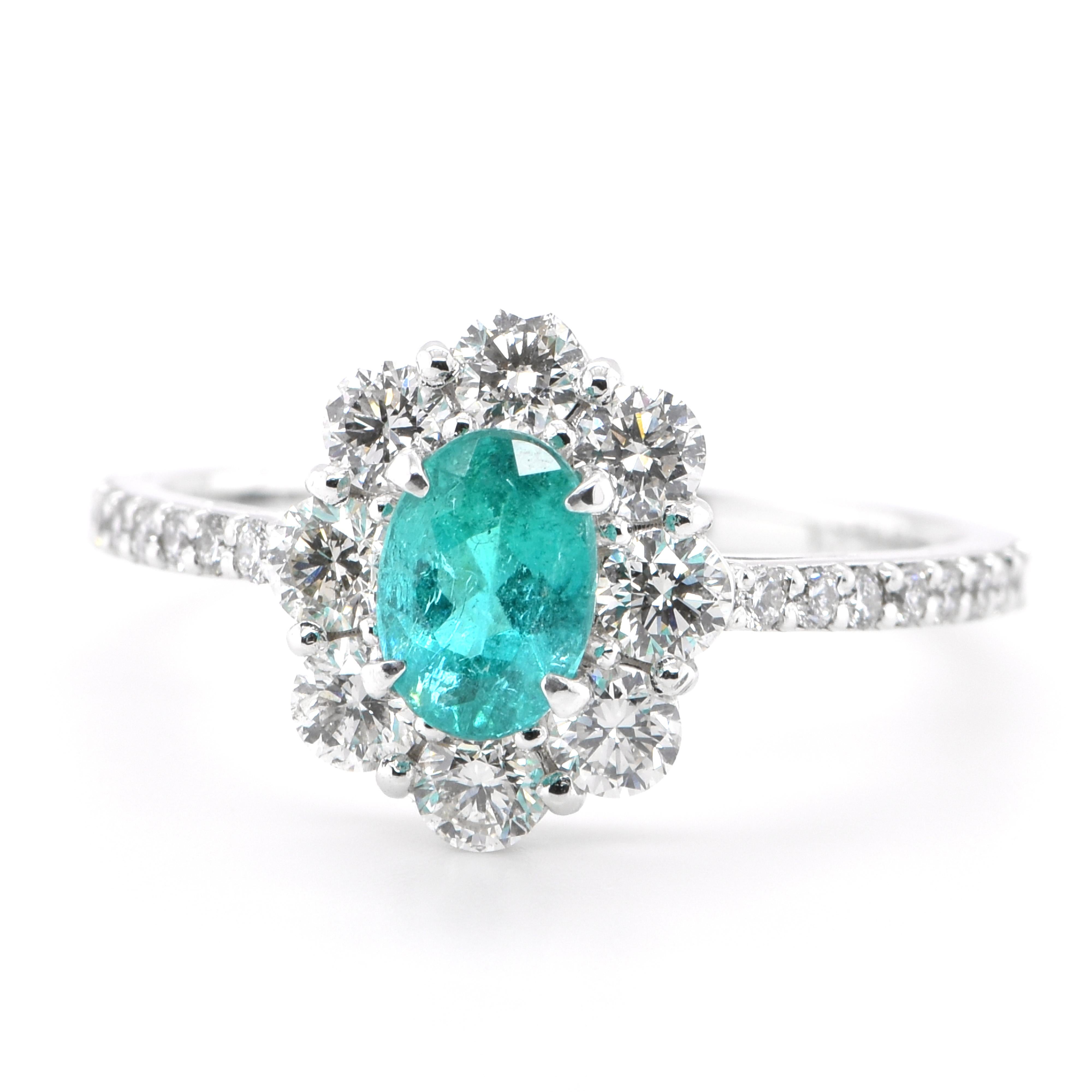 Ein wunderschöner Ring mit einem natürlichen brasilianischen Paraiba-Turmalin von 0,584 Karat und Diamanten von 0,79 Karat, eingefasst in Platin. Paraiba-Turmaline wurden erst vor 30 Jahren in dem gleichnamigen brasilianischen Bundesstaat Paraiba