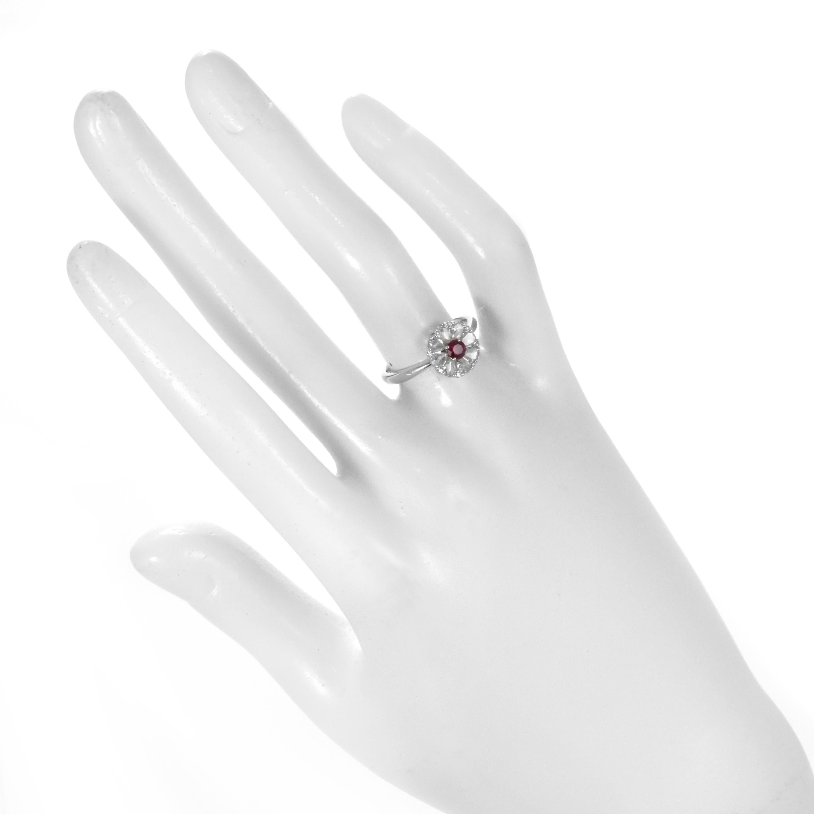 0.58 Carat Natural Ruby and Rose-Cut Diamonds Ring Made in 18 Karat White Gold (Rundschliff) im Angebot