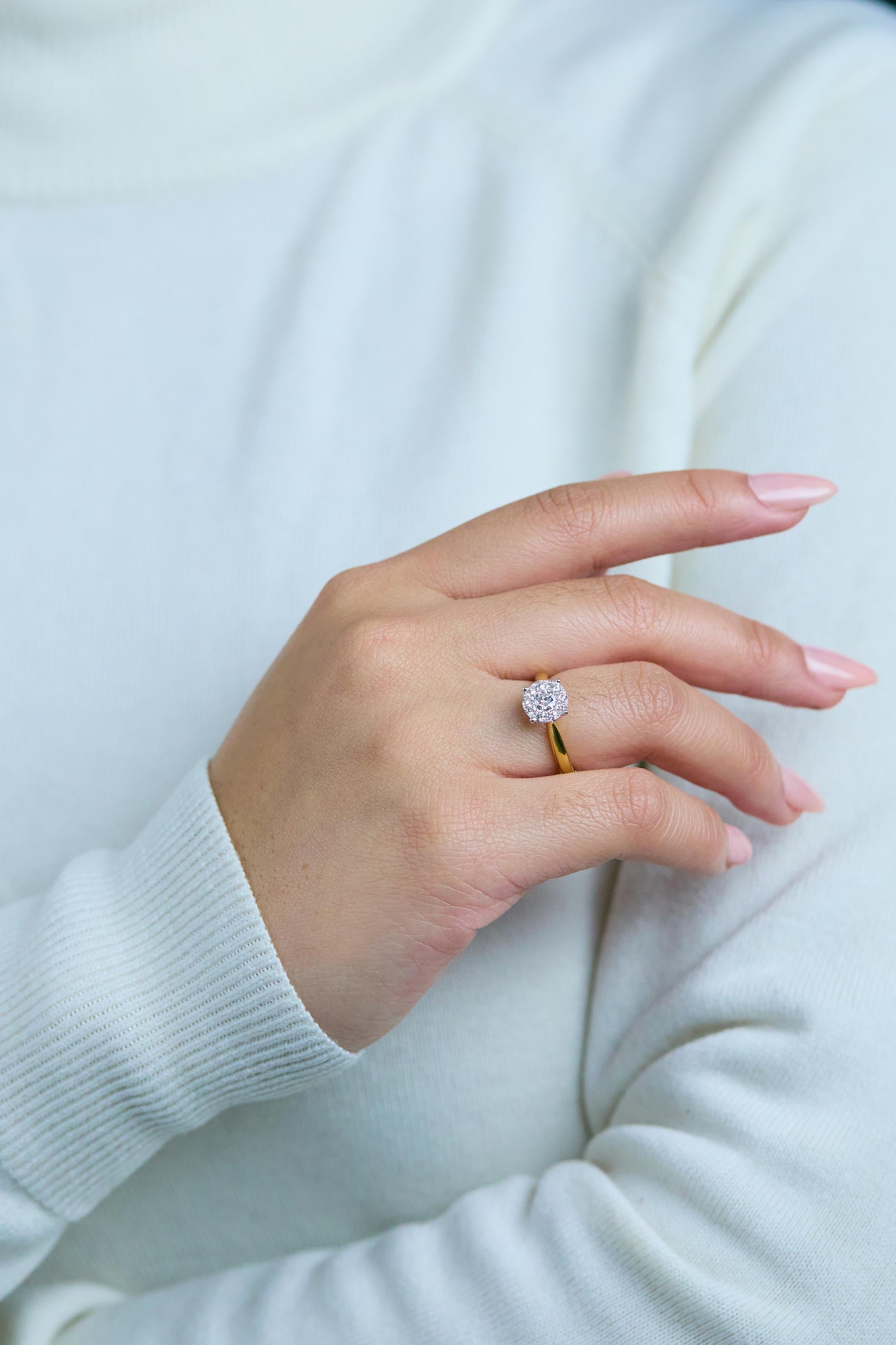 Roman Malakov Diamonds da 0,30 carati totali, anello di fidanzamento bicolore con cluster di diamanti rotondi In condizioni Nuovo in vendita a New York, NY
